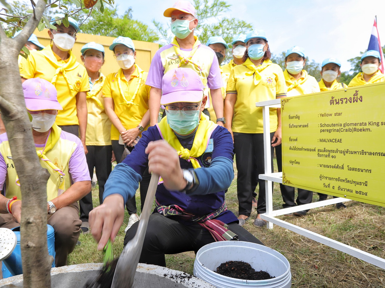 พช.ปทุมธานี “ร่วมพิธีเกี่ยวข้าวพันธุ์ข้าวหอมปทุมธานี ๑ ตามโครงการเรียนรู้วิถีชาวนา พบความสุข ตามแนวทางศาสตร์พระราชา ปีที่ ๕”