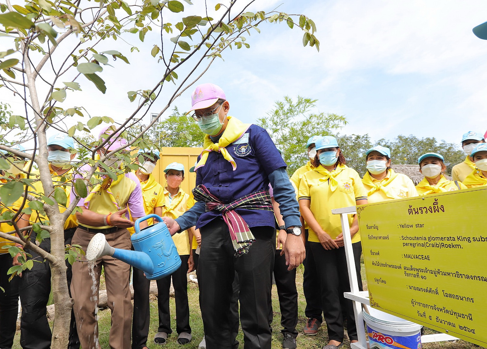 พช.ปทุมธานี “ร่วมพิธีเกี่ยวข้าวพันธุ์ข้าวหอมปทุมธานี ๑ ตามโครงการเรียนรู้วิถีชาวนา พบความสุข ตามแนวทางศาสตร์พระราชา ปีที่ ๕”