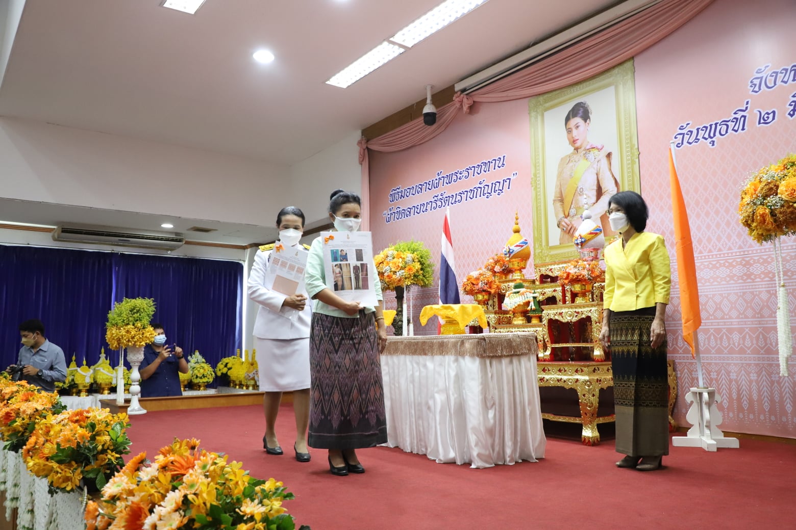 จังหวัดปทุมธานี จัดพิธีมอบแบบลายผ้าขิดพระราชทาน “ผ้าขิดลายนารีรัตนราชกัญญา”