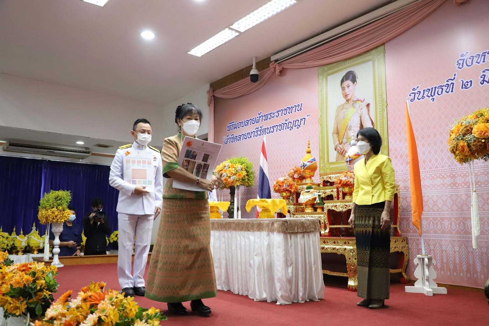 จังหวัดปทุมธานี จัดพิธีมอบแบบลายผ้าขิดพระราชทาน “ผ้าขิดลายนารีรัตนราชกัญญา”