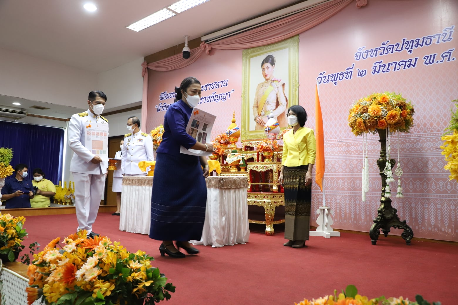 จังหวัดปทุมธานี จัดพิธีมอบแบบลายผ้าขิดพระราชทาน “ผ้าขิดลายนารีรัตนราชกัญญา”