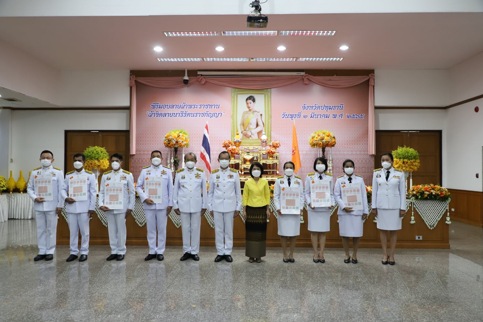 จังหวัดปทุมธานี จัดพิธีมอบแบบลายผ้าขิดพระราชทาน “ผ้าขิดลายนารีรัตนราชกัญญา”