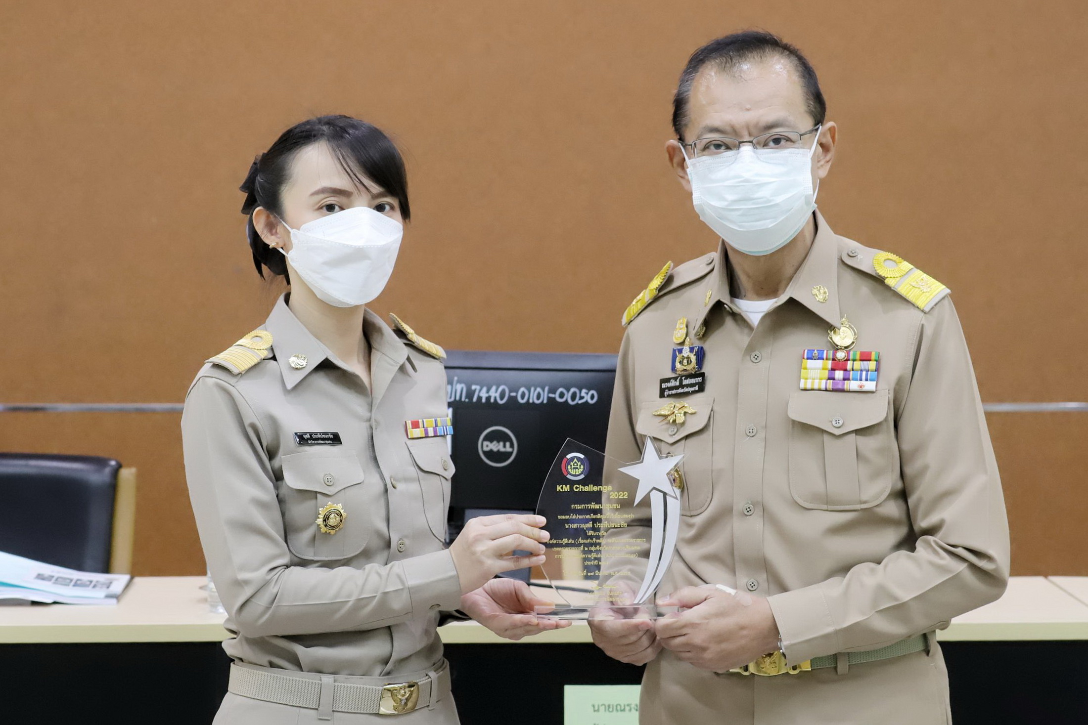 ผู้ว่าราชการจังหวัดปทุมธานี “มอบทุนอุปการะเด็ก กองทุนพัฒนาเด็กชนบทฯ และมอบโล่รางวัลเชิดชูเกียรติ (เรื่องเล่าเร้าพลัง)”