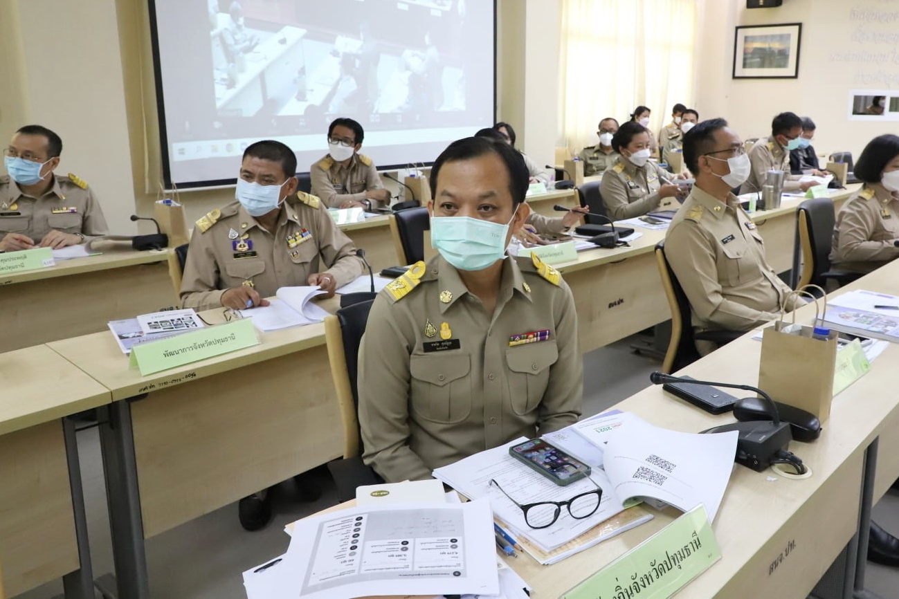 ผู้ว่าราชการจังหวัดปทุมธานี “มอบทุนอุปการะเด็ก กองทุนพัฒนาเด็กชนบทฯ และมอบโล่รางวัลเชิดชูเกียรติ (เรื่องเล่าเร้าพลัง)”