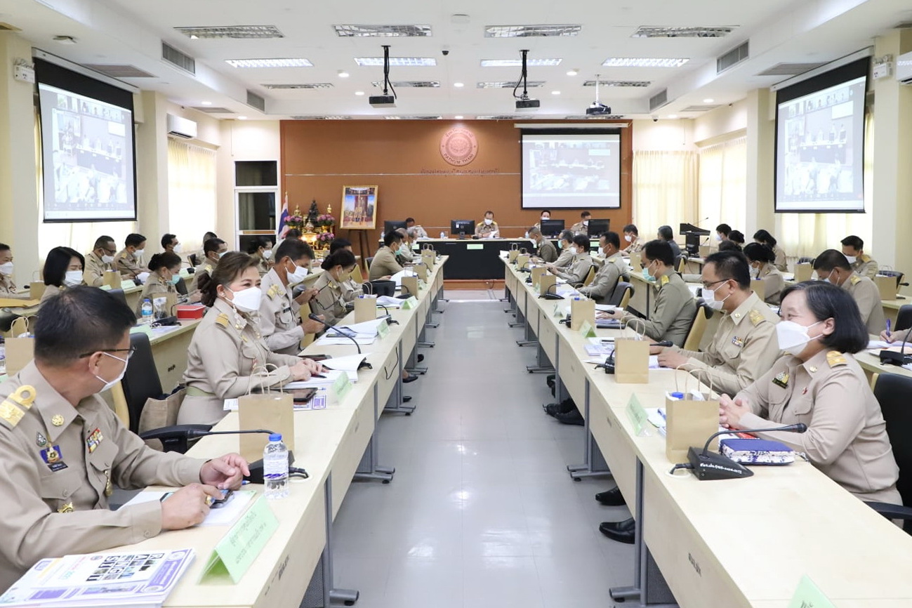 ผู้ว่าราชการจังหวัดปทุมธานี “มอบทุนอุปการะเด็ก กองทุนพัฒนาเด็กชนบทฯ และมอบโล่รางวัลเชิดชูเกียรติ (เรื่องเล่าเร้าพลัง)”