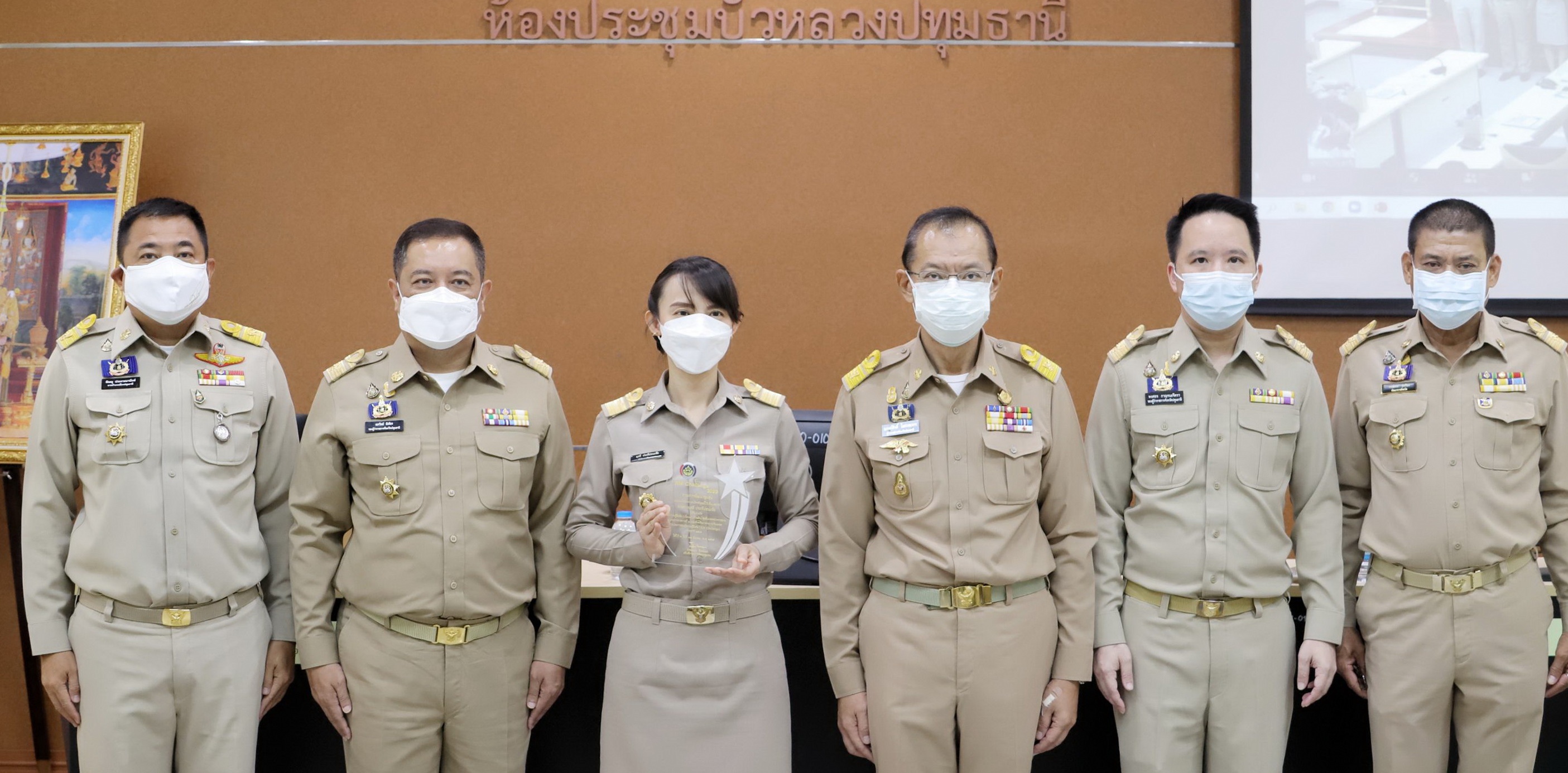 ผู้ว่าราชการจังหวัดปทุมธานี “มอบทุนอุปการะเด็ก กองทุนพัฒนาเด็กชนบทฯ และมอบโล่รางวัลเชิดชูเกียรติ (เรื่องเล่าเร้าพลัง)”