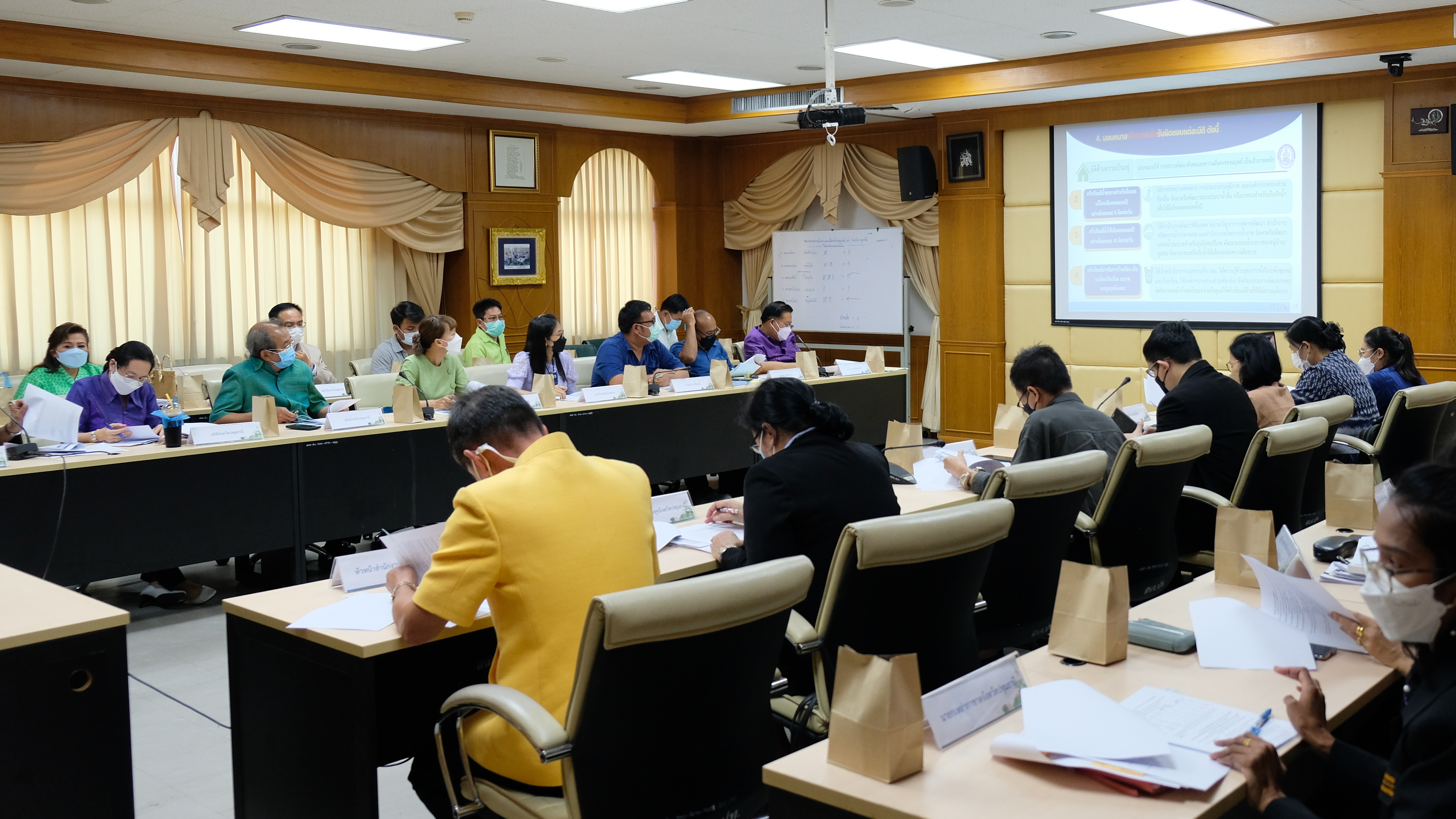 พช.ปทุมธานี “ประชุมคณะทำงานขับเคลื่อนการดำเนินงานขจัดความยากจนและพัฒนาคนทุกช่วงวัยอย่างยั่งยืนตามหลักปรัชญาของเศรษฐกิจพอเพียงจังหวัดปทุมธานี”