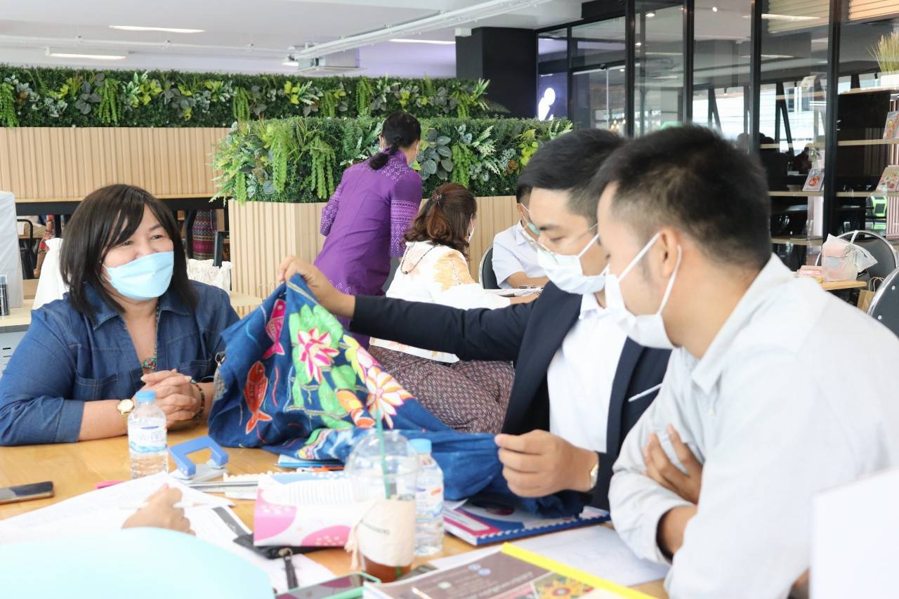 พช.ปทุมธานี “ดำเนินโครงการคัดสรรสุดยอดหนึ่งตำบล หนึ่งผลิตภัณฑ์ไทย ปี ๒๕๖๕ จังหวัดปทุมธานี”