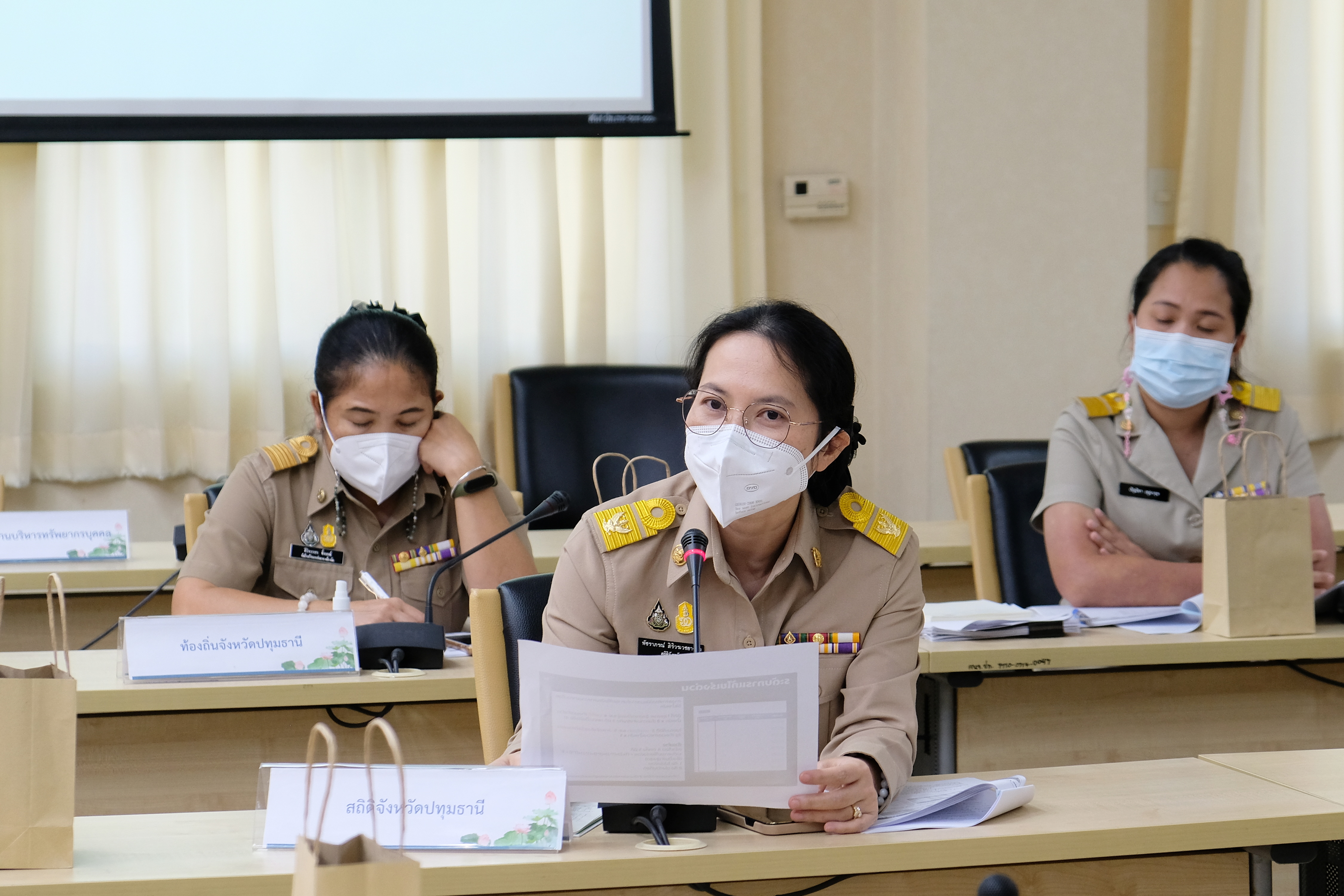 พช.ปทุมธานี “ประชุมคณะทำงานขับเคลื่อนการขจัดความยากจนและพัฒนาคนทุกช่วงวัยอย่างยั่งยืนตามหลักปรัชญาของเศรษฐกิจพอเพียงจังหวัดปทุมธานี ครั้งที่ ๒/๒๕๖๕”