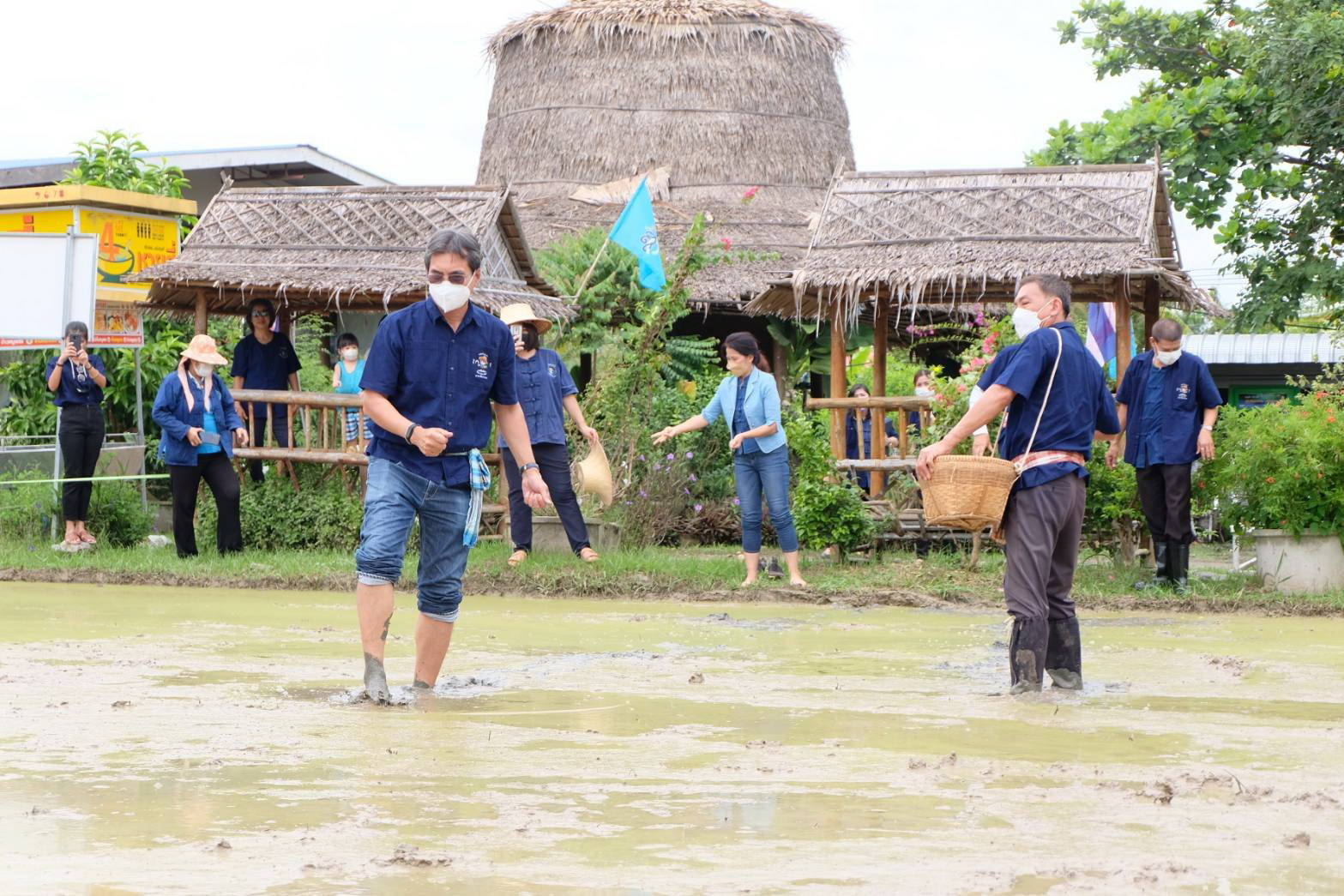 พช.ปทุมธานี “ร่วมโครงการเรียนรู้วิถีชาวนา พบความสุข ตามแนวทางศาสตร์พระราชา”