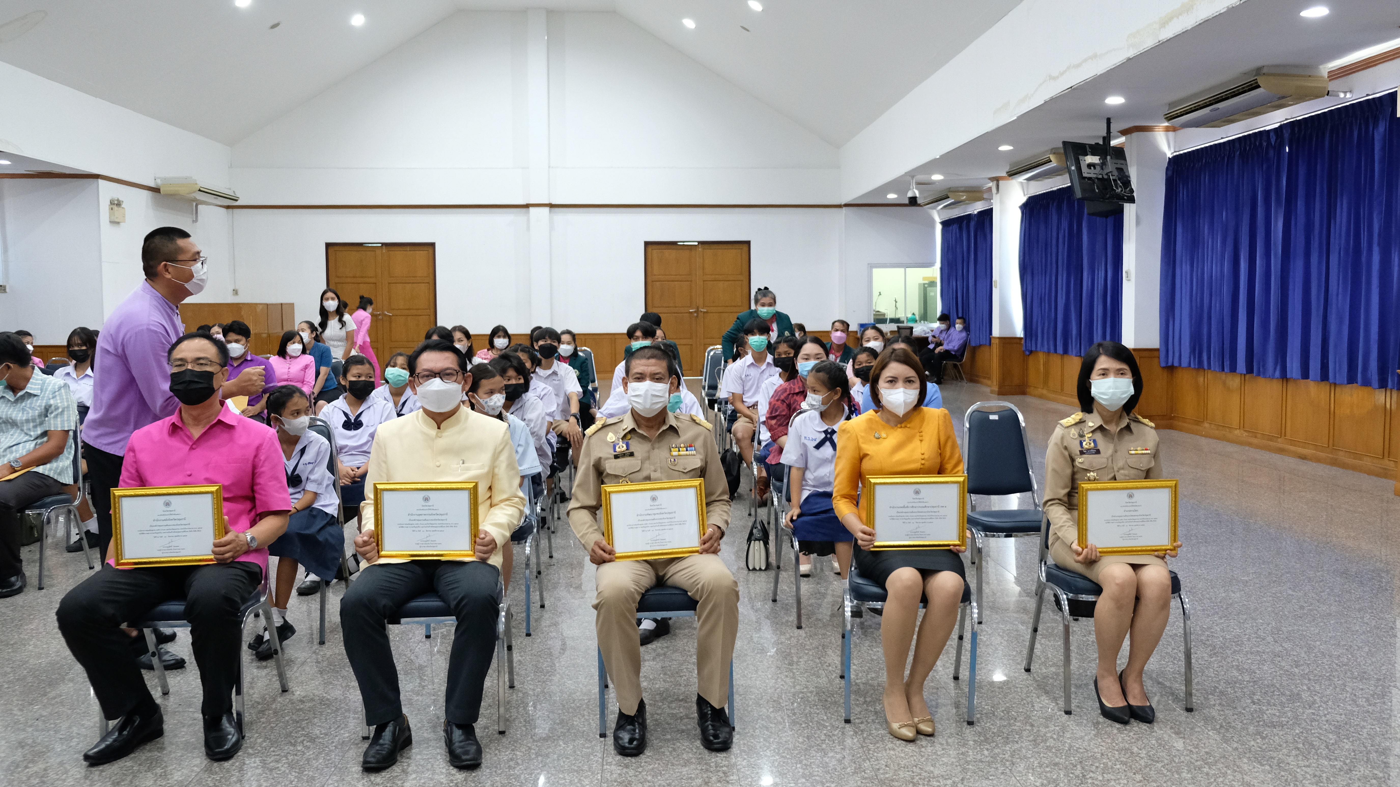 พช.ปทุมธานี “รับรางวัลส่งเสริมคุณธรรมจังหวัดปทุมธานี ประจำปีงบประมาณ พ.ศ. ๒๕๖๕”