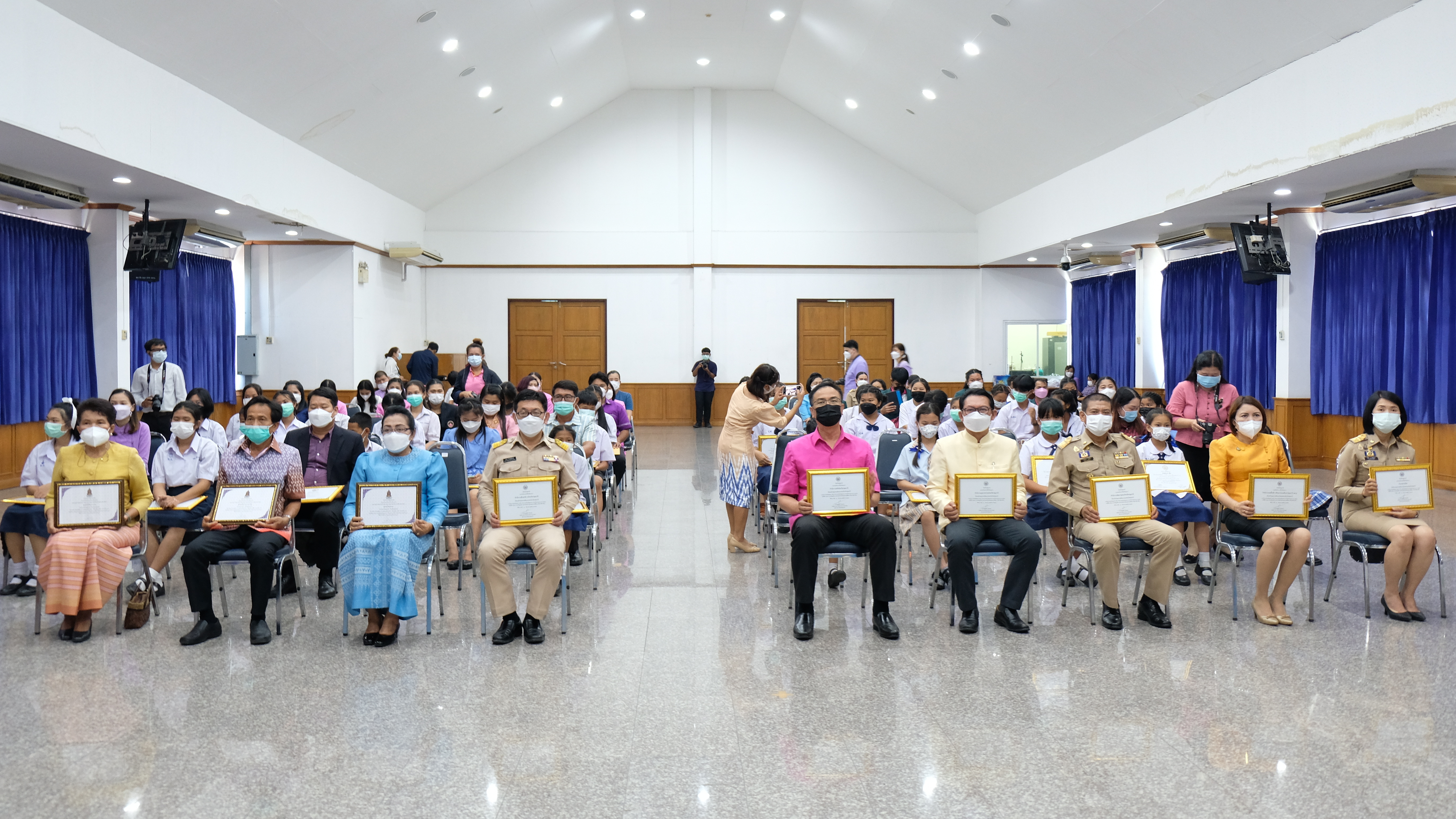 พช.ปทุมธานี “รับรางวัลส่งเสริมคุณธรรมจังหวัดปทุมธานี ประจำปีงบประมาณ พ.ศ. ๒๕๖๕”