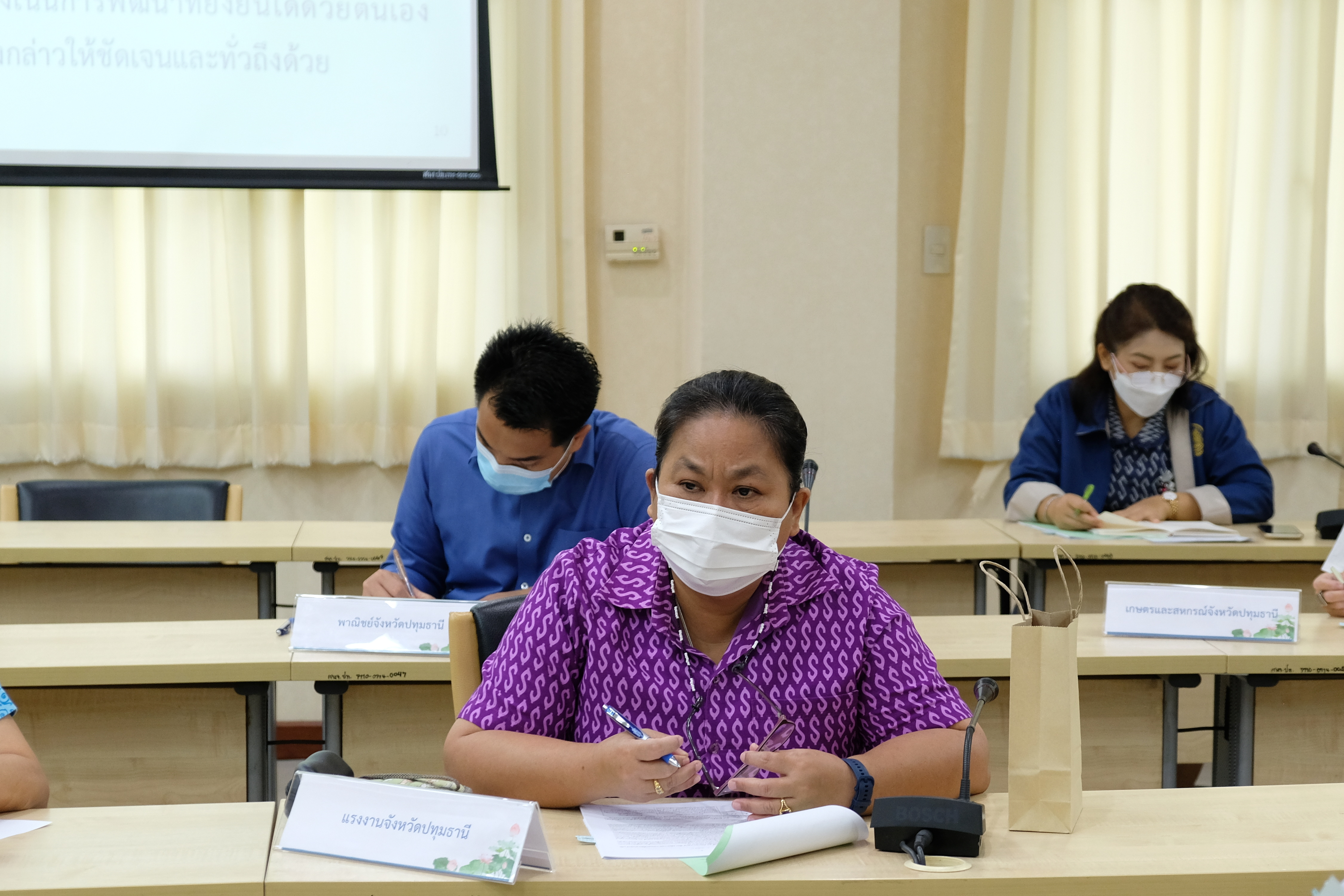 พช.ปทุมธานี “ประชุมคณะทำงานขับเคลื่อนการขจัดความยากจนและพัฒนาคนทุกช่วงวัยอย่างยั่งยืนตามหลักปรัชญาของเศรษฐกิจพอเพียงจังหวัดปทุมธานี ครั้งที่ ๓/๒๕๖๕”