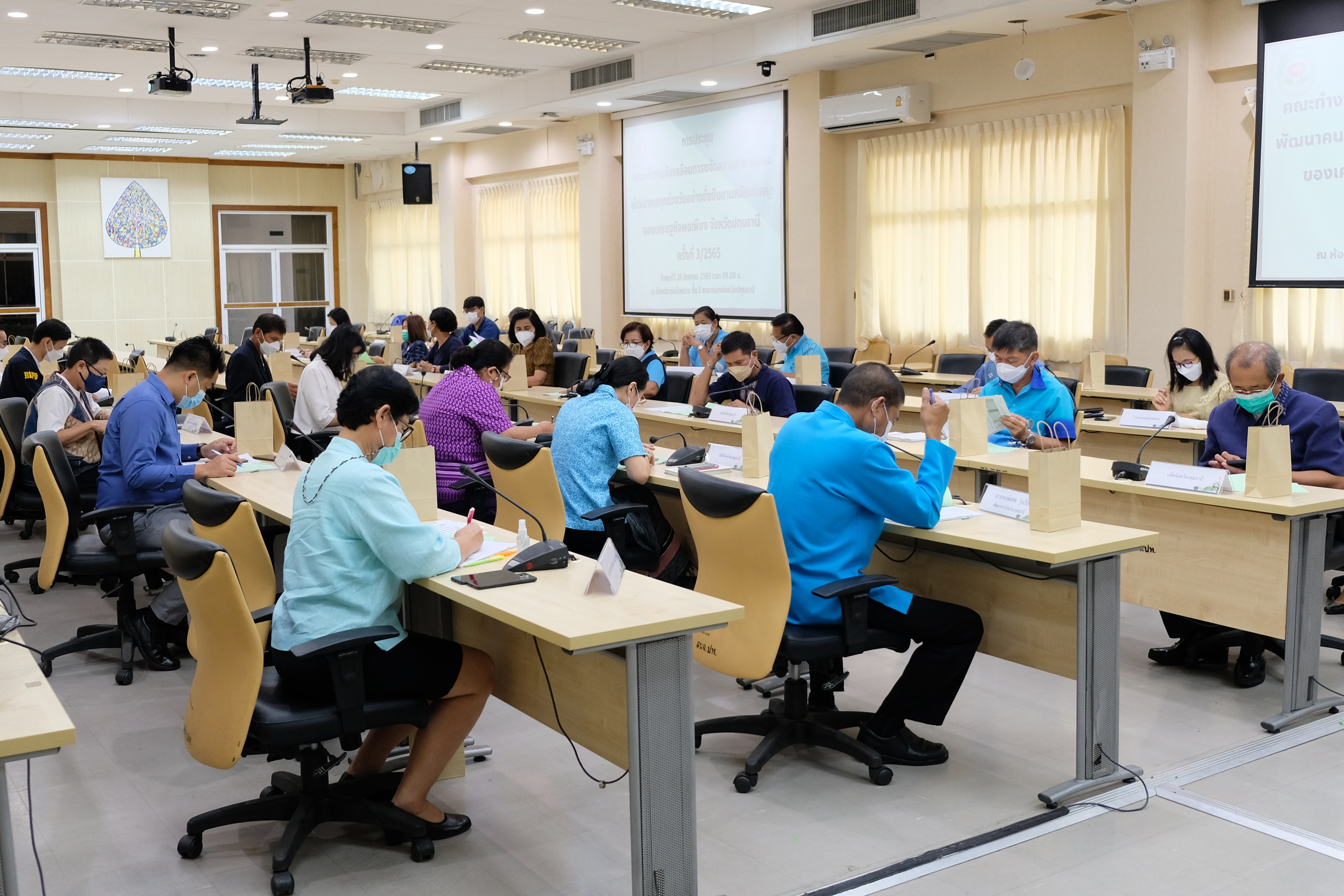 พช.ปทุมธานี “ประชุมคณะทำงานขับเคลื่อนการขจัดความยากจนและพัฒนาคนทุกช่วงวัยอย่างยั่งยืนตามหลักปรัชญาของเศรษฐกิจพอเพียงจังหวัดปทุมธานี ครั้งที่ ๓/๒๕๖๕”