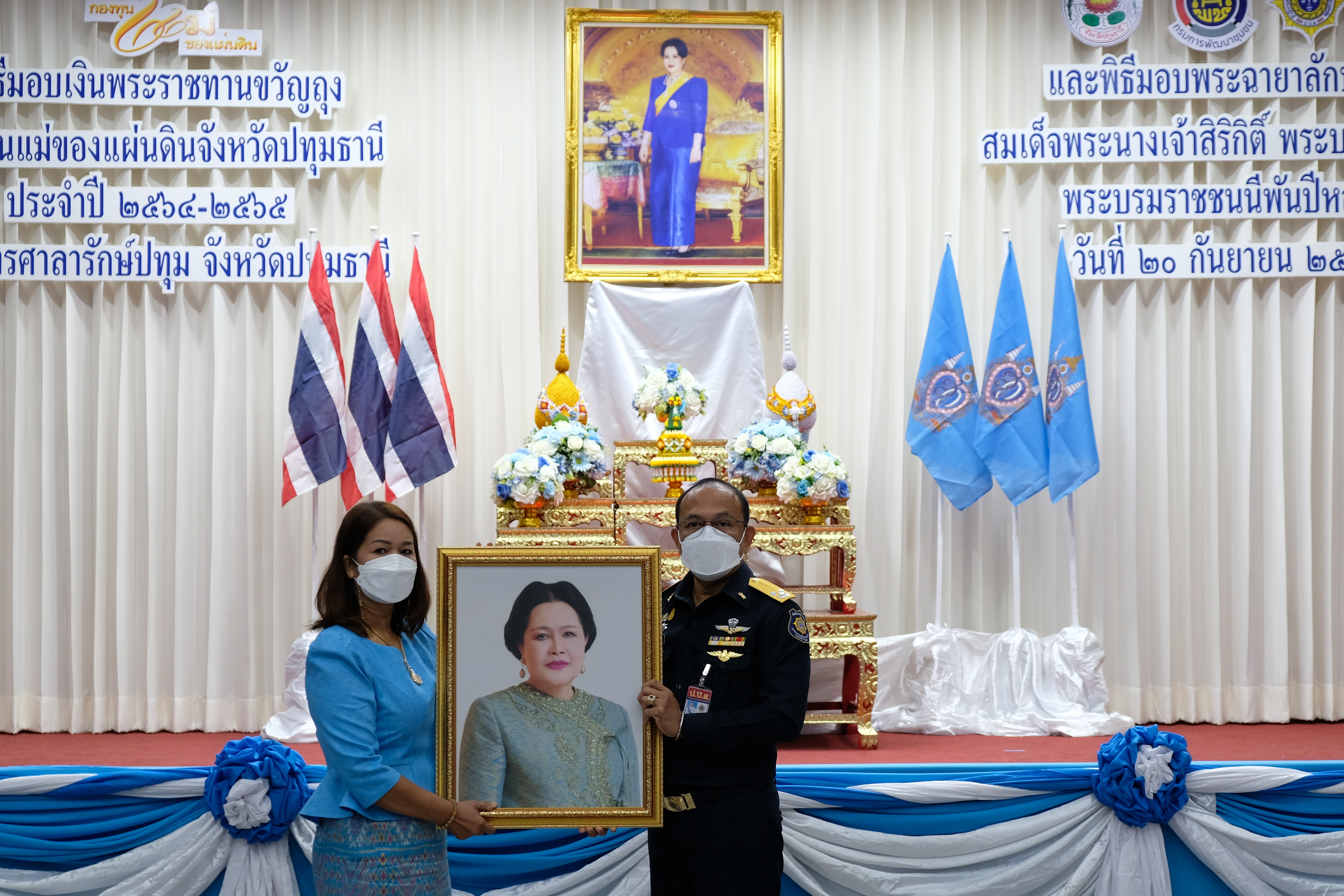 พช.ปทุมธานี “จัดพิธีมอบเงินพระราชทานขวัญถุงกองทุนแม่ของแผ่นดิน ประจำปี ๒๕๖๕”