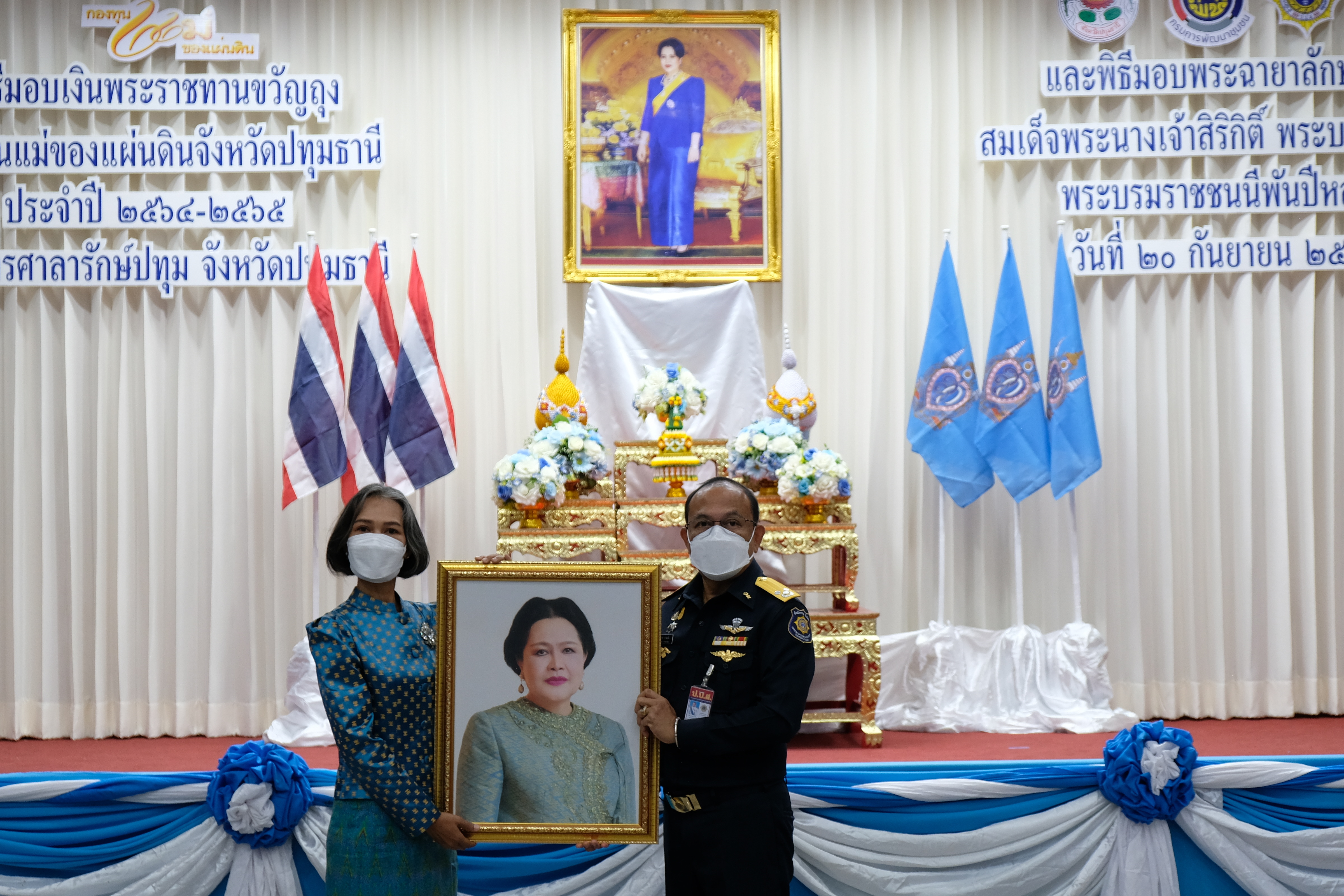 พช.ปทุมธานี “จัดพิธีมอบเงินพระราชทานขวัญถุงกองทุนแม่ของแผ่นดิน ประจำปี ๒๕๖๕”