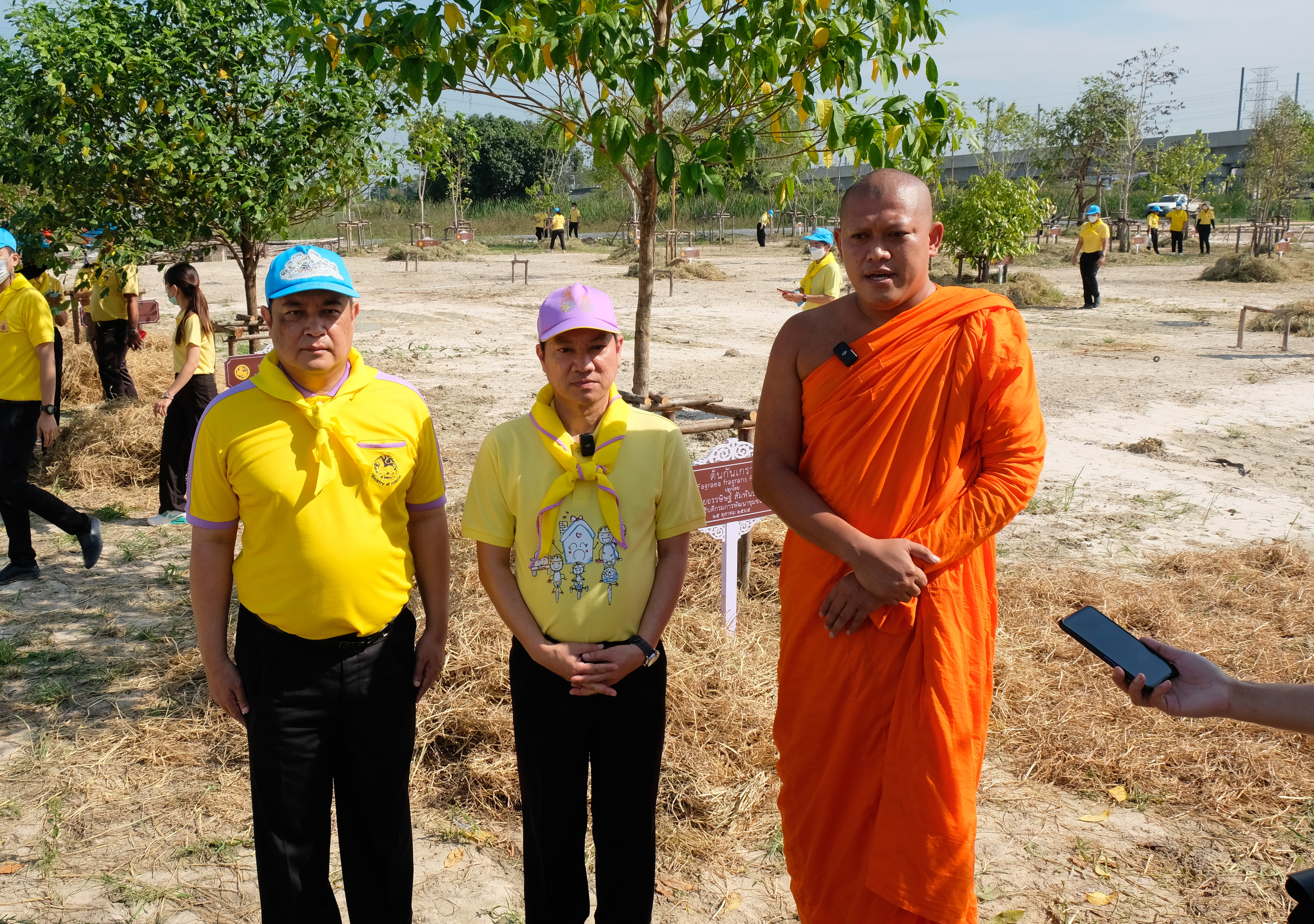 พช.ปทุมธานี “รวมพลังจิตอาสา มุ่งมั่นทำความดี ด้วยหัวใจ ปลูกต้นไม้เพื่อชาติ” ถวายราชสดุดีเนื่องในวันคล้ายวันพระราชสมภพสมเด็จพระศรีนครินทราบรมราชชนนี พร้อมจัดกิจกรรมเนื่องในวันรักต้นไม้ประจำปีของชาติ