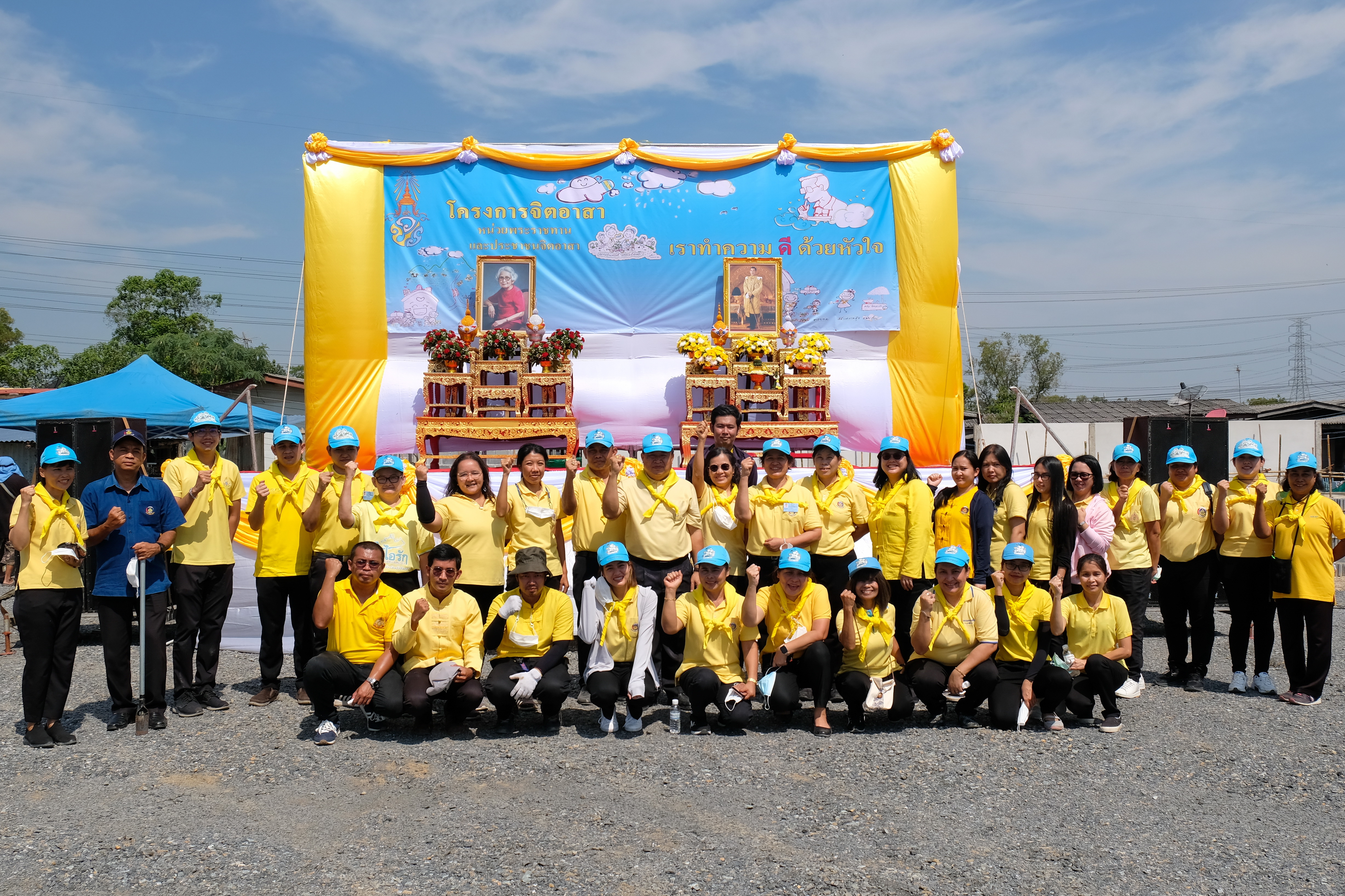 พช.ปทุมธานี “รวมพลังจิตอาสา มุ่งมั่นทำความดี ด้วยหัวใจ ปลูกต้นไม้เพื่อชาติ” ถวายราชสดุดีเนื่องในวันคล้ายวันพระราชสมภพสมเด็จพระศรีนครินทราบรมราชชนนี พร้อมจัดกิจกรรมเนื่องในวันรักต้นไม้ประจำปีของชาติ