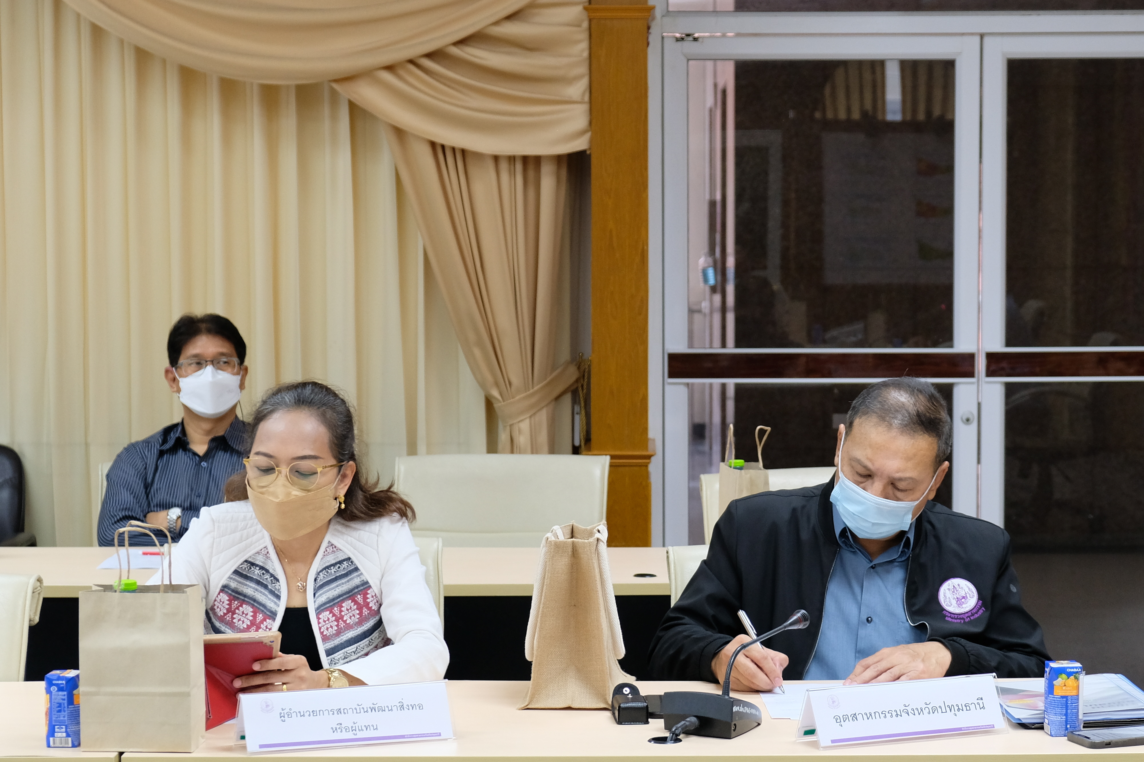 พช.ปทุมธานี “ร่วมประชุมคณะทำงานพัฒนาเส้นใยและผลิตภัณฑ์สิ่งทอจากใยบัวหลวงจังหวัดปทุมธานี”