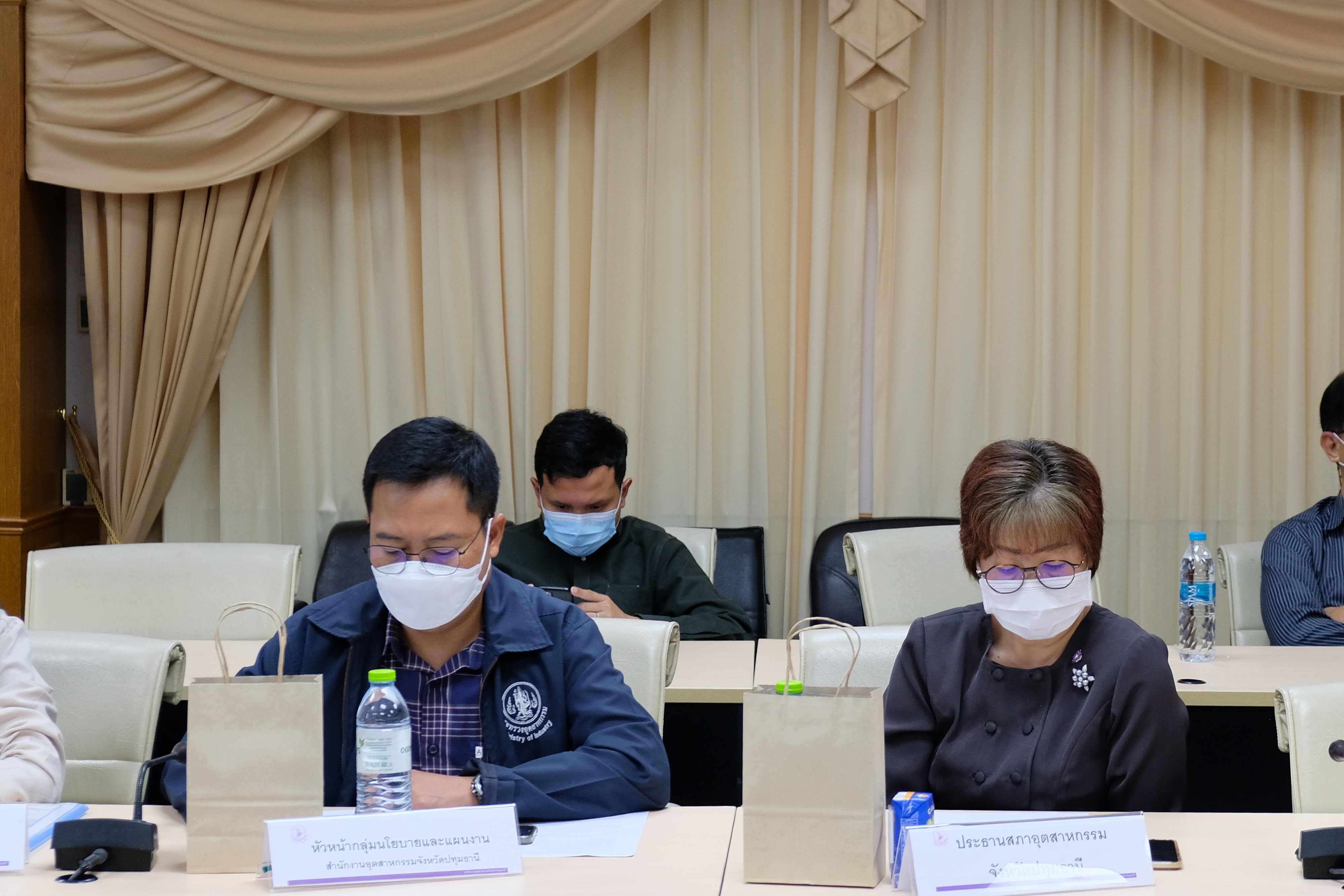 พช.ปทุมธานี “ร่วมประชุมคณะทำงานพัฒนาเส้นใยและผลิตภัณฑ์สิ่งทอจากใยบัวหลวงจังหวัดปทุมธานี”