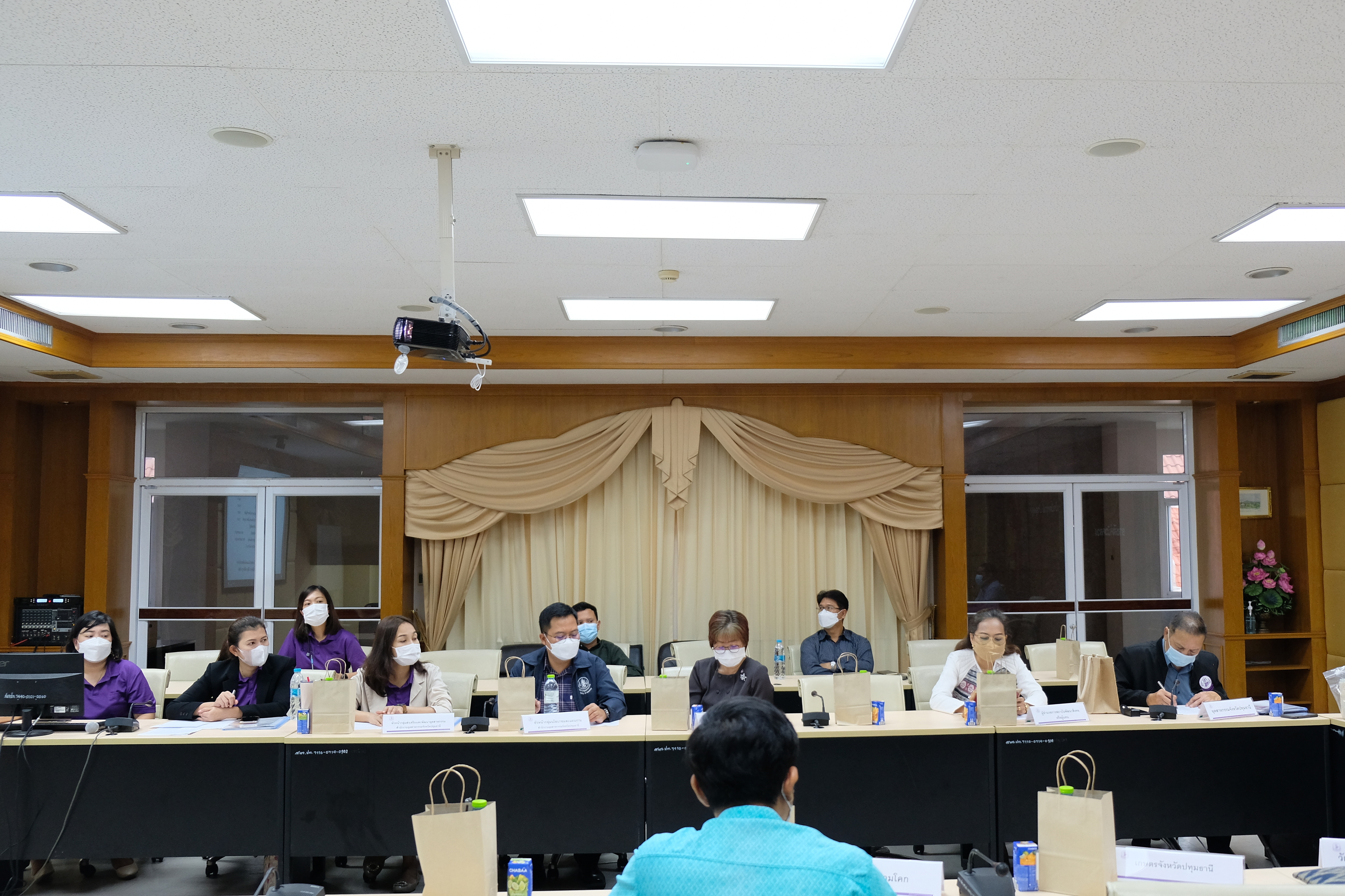 พช.ปทุมธานี “ร่วมประชุมคณะทำงานพัฒนาเส้นใยและผลิตภัณฑ์สิ่งทอจากใยบัวหลวงจังหวัดปทุมธานี”