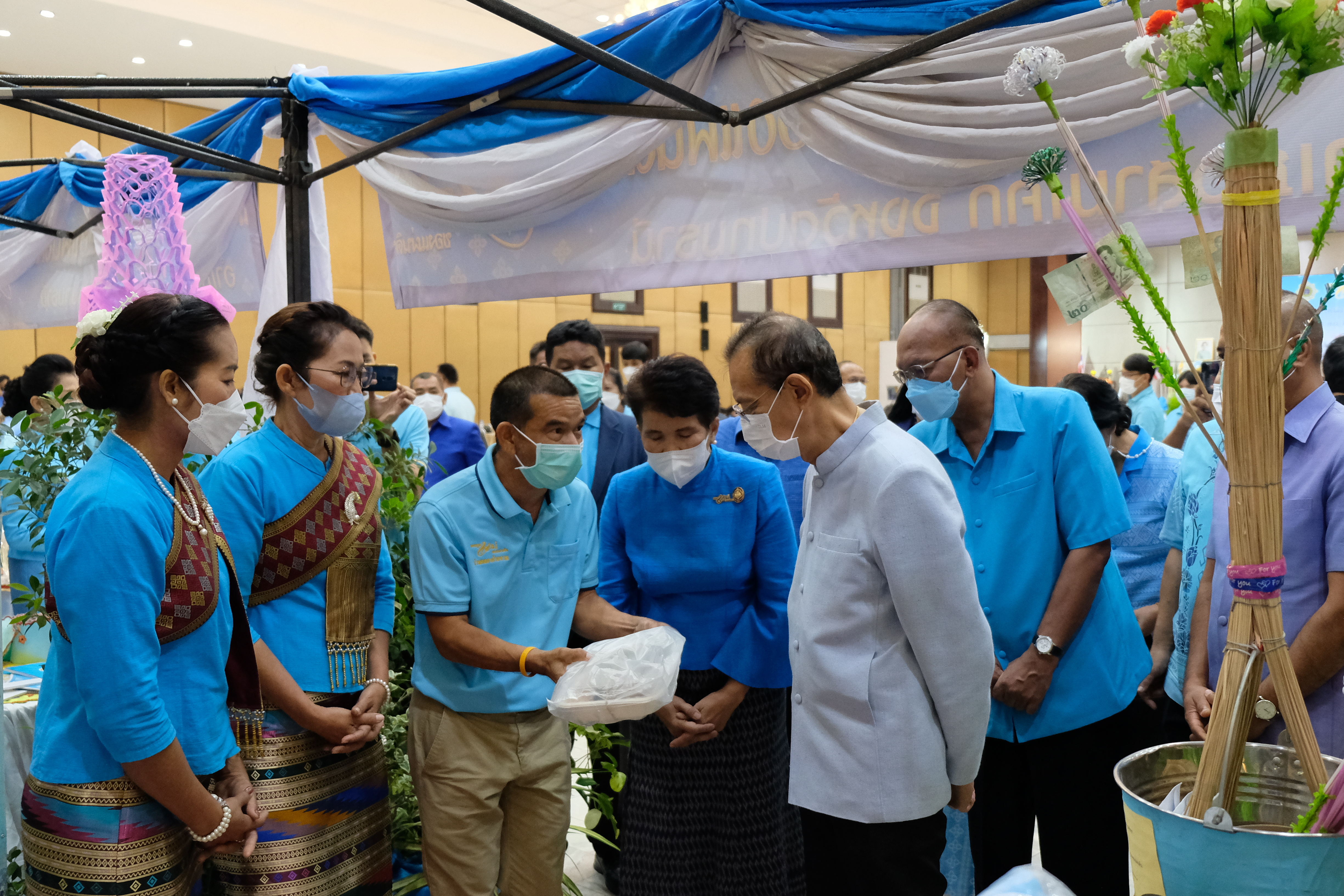 พช.ปทุมธานี “จัดงานมหกรรมกองทุนแม่ของแผ่นดินจังหวัดปทุมธานี เฉลิมพระเกียรติ ๙๐ พรรษา พระบรมราชชนนี พันปีหลวง”