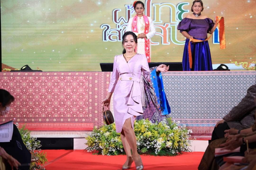 พช.ปทุมธานี “ร่วมกิจกรรมแสดงแบบ ผ้าไทยใส่ให้สนุก ของสมาคมแม่บ้านมหาดไทย”