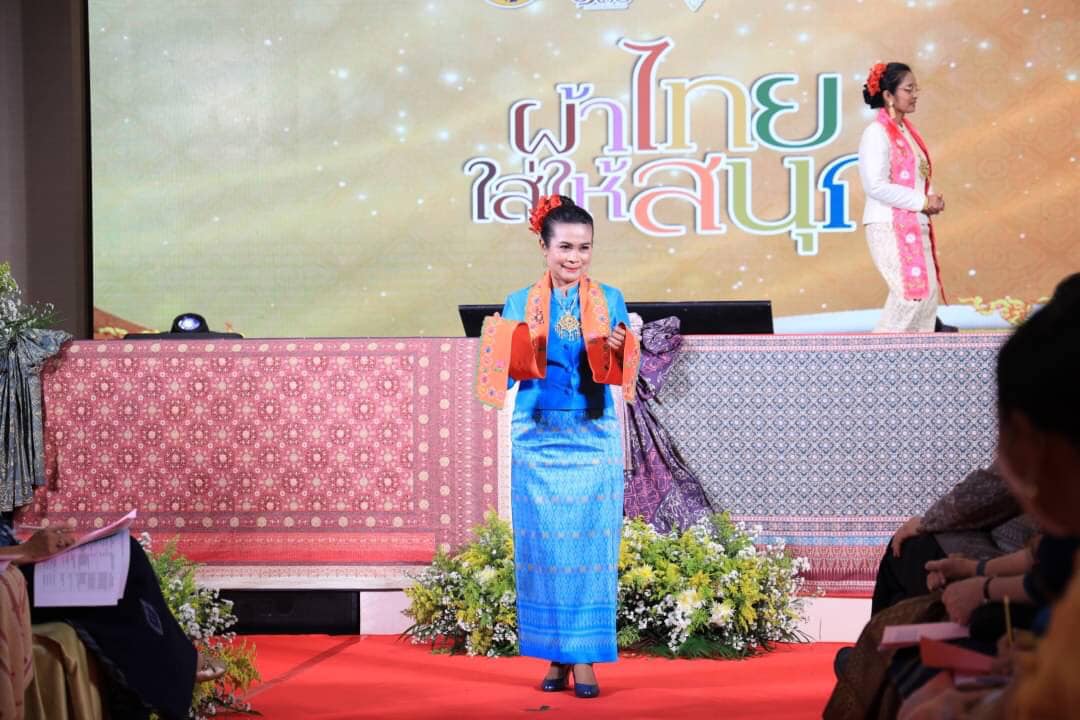 พช.ปทุมธานี “ร่วมกิจกรรมแสดงแบบ ผ้าไทยใส่ให้สนุก ของสมาคมแม่บ้านมหาดไทย”
