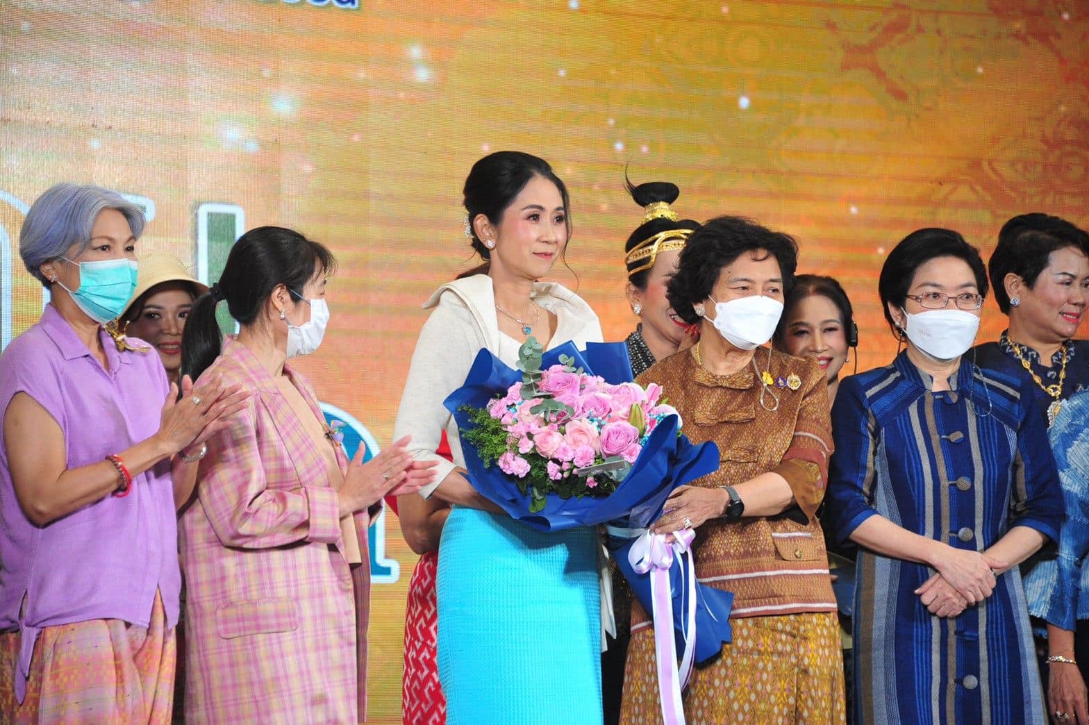 พช.ปทุมธานี “ร่วมกิจกรรมแสดงแบบ ผ้าไทยใส่ให้สนุก ของสมาคมแม่บ้านมหาดไทย”