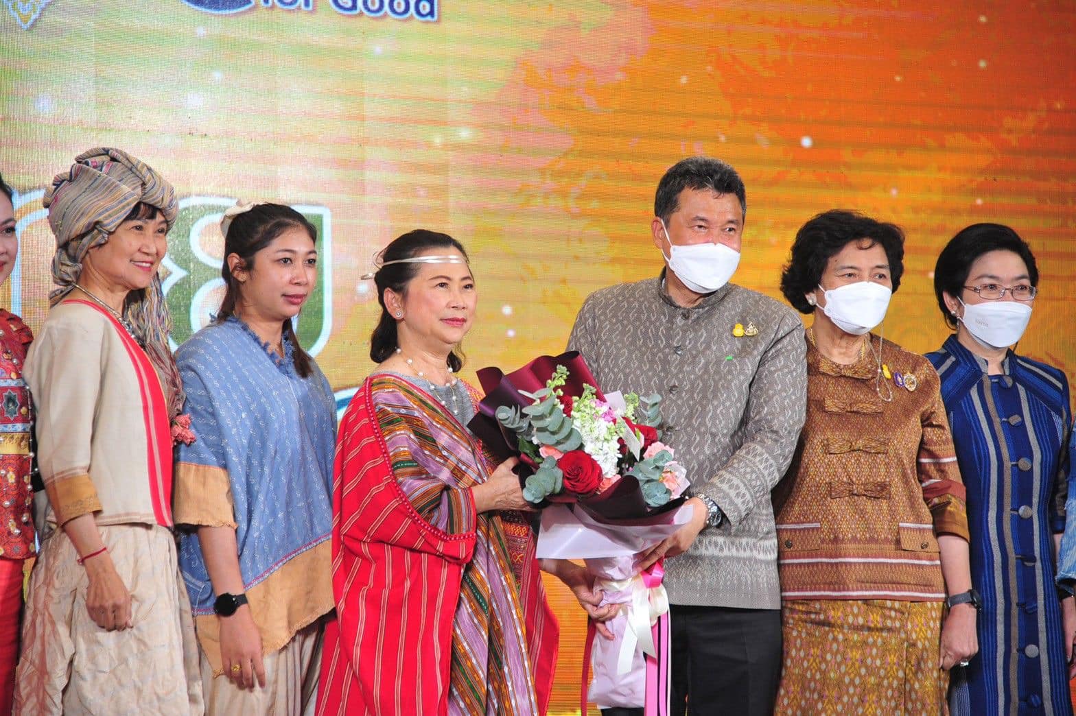 พช.ปทุมธานี “ร่วมกิจกรรมแสดงแบบ ผ้าไทยใส่ให้สนุก ของสมาคมแม่บ้านมหาดไทย”