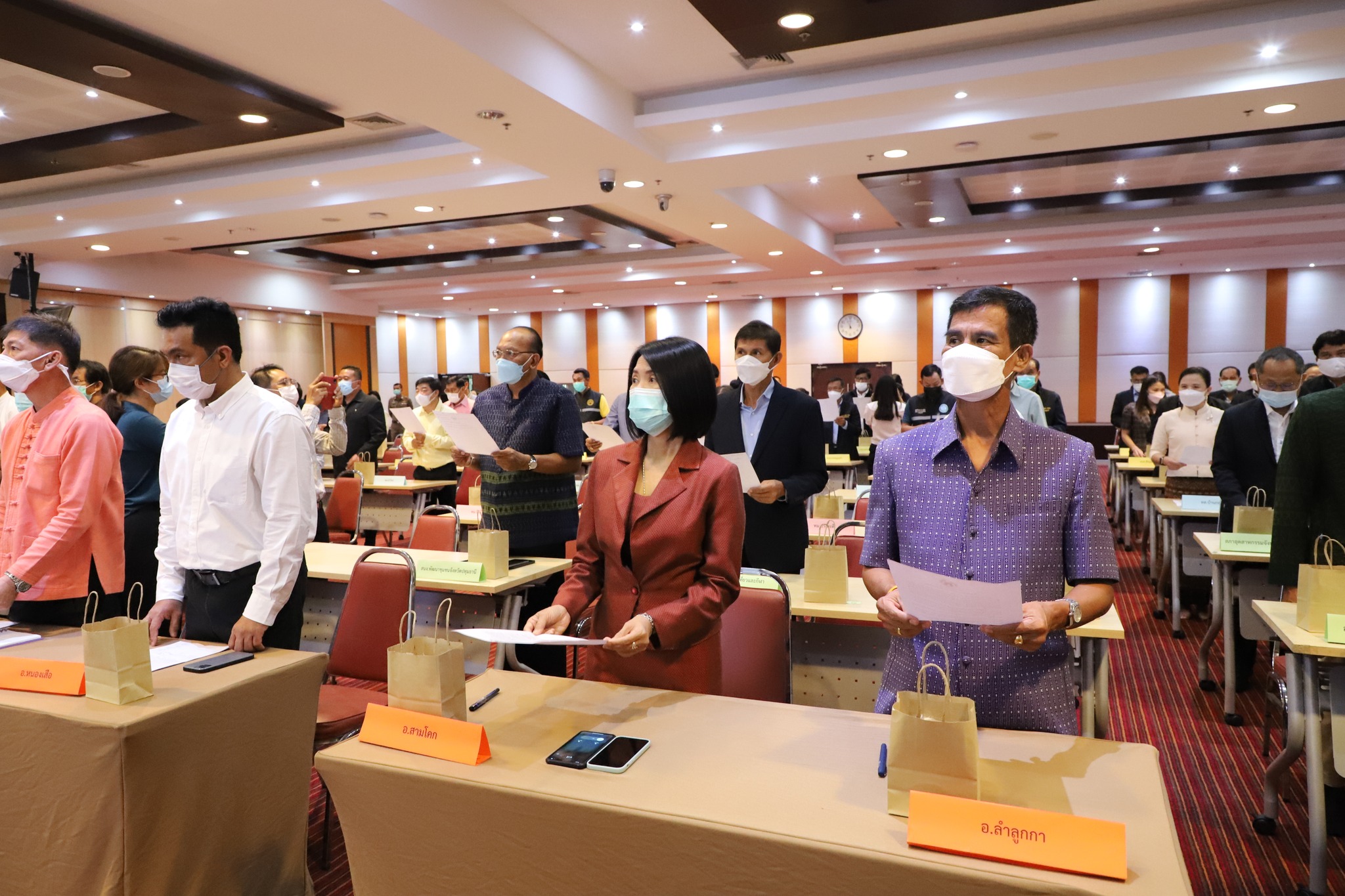 พช.ปทุมธานี “ร่วมพิธีลงนามบันทึกข้อตกลงความร่วมมือ (MOU) ว่าด้วย การบูรณาการรักษาความสะอาด และความเป็นระเบียบ เรียบร้อยเส้นทางการคมนาคม ทางเท้า เกาะกลางถนน ฯ มุ่งสู่ปทุมธานีเมืองน่าอยู่ อย่างยั่งยืน”