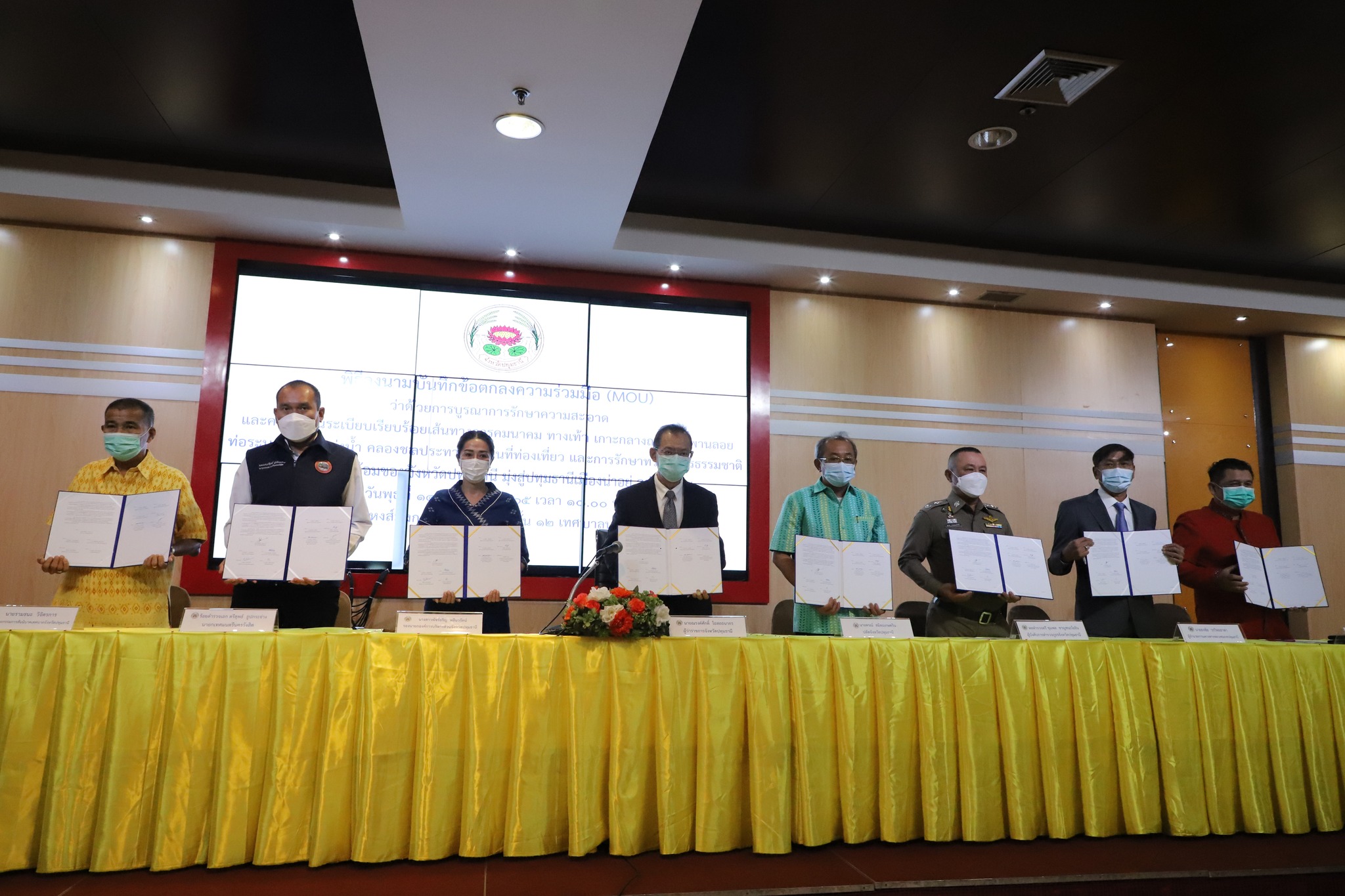 พช.ปทุมธานี “ร่วมพิธีลงนามบันทึกข้อตกลงความร่วมมือ (MOU) ว่าด้วย การบูรณาการรักษาความสะอาด และความเป็นระเบียบ เรียบร้อยเส้นทางการคมนาคม ทางเท้า เกาะกลางถนน ฯ มุ่งสู่ปทุมธานีเมืองน่าอยู่ อย่างยั่งยืน”