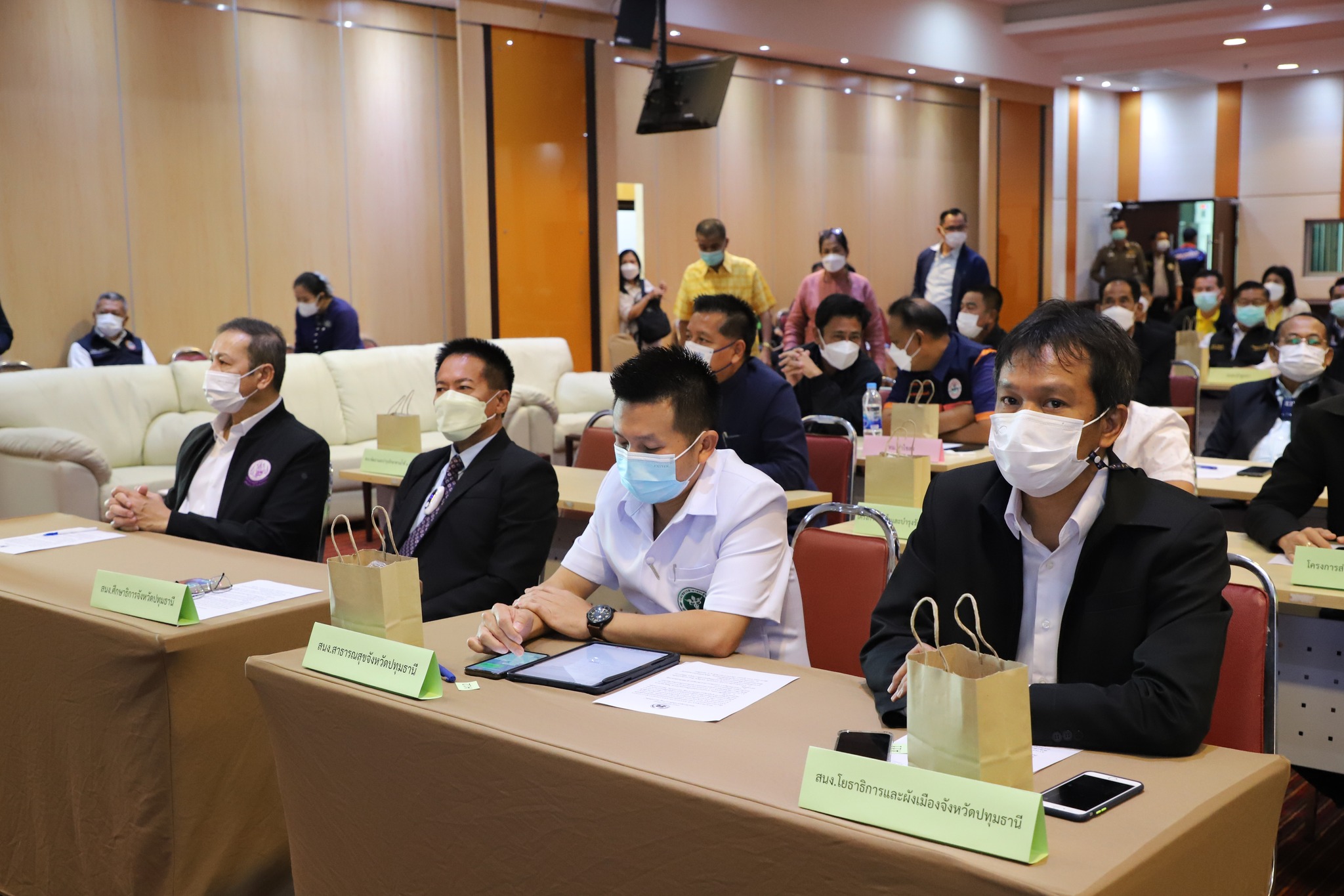 พช.ปทุมธานี “ร่วมพิธีลงนามบันทึกข้อตกลงความร่วมมือ (MOU) ว่าด้วย การบูรณาการรักษาความสะอาด และความเป็นระเบียบ เรียบร้อยเส้นทางการคมนาคม ทางเท้า เกาะกลางถนน ฯ มุ่งสู่ปทุมธานีเมืองน่าอยู่ อย่างยั่งยืน”