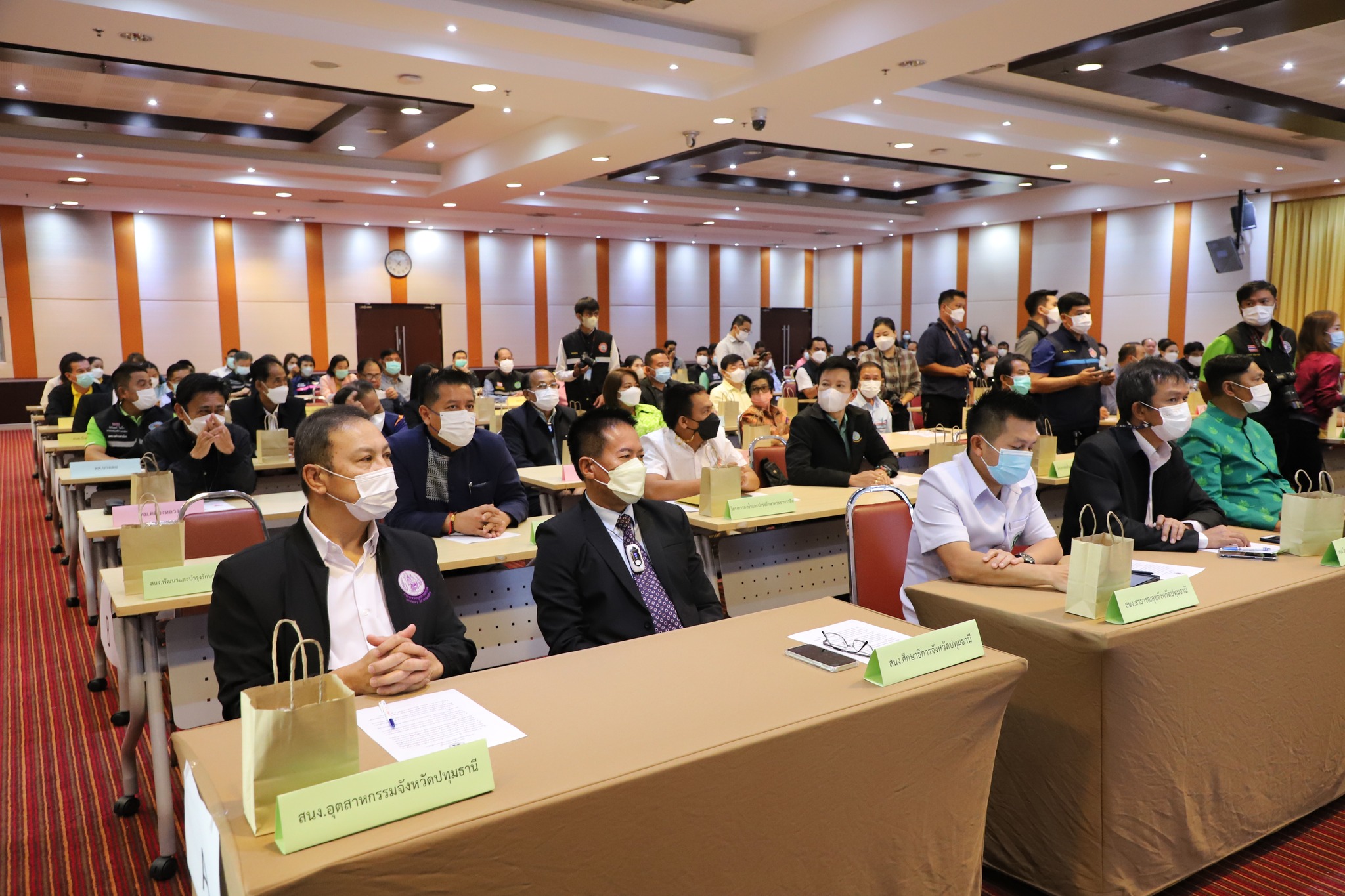 พช.ปทุมธานี “ร่วมพิธีลงนามบันทึกข้อตกลงความร่วมมือ (MOU) ว่าด้วย การบูรณาการรักษาความสะอาด และความเป็นระเบียบ เรียบร้อยเส้นทางการคมนาคม ทางเท้า เกาะกลางถนน ฯ มุ่งสู่ปทุมธานีเมืองน่าอยู่ อย่างยั่งยืน”