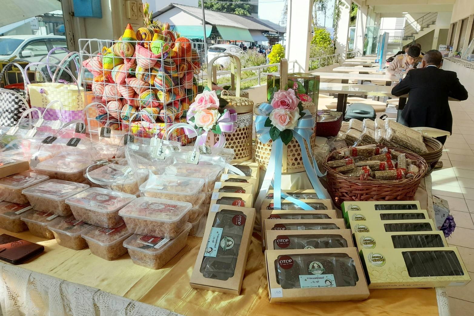 พช.ปทุมธานี “เครือข่าย OTOP จังหวัดปทุมธานี จำหน่ายขวัญของฝากช่วงเทศกาลปีใหม่ ๒๕๖๖”