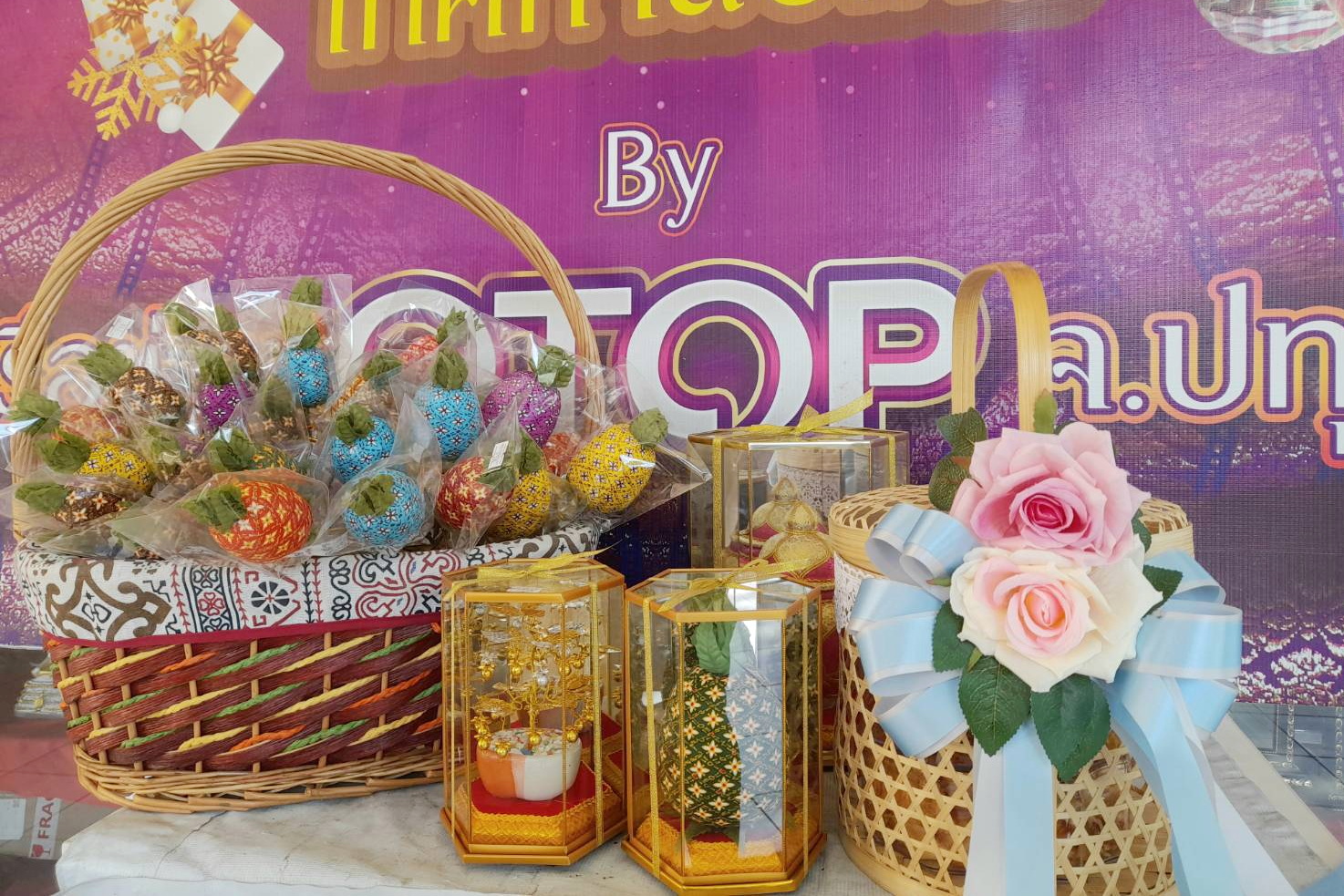 พช.ปทุมธานี “เครือข่าย OTOP จังหวัดปทุมธานี จำหน่ายขวัญของฝากช่วงเทศกาลปีใหม่ ๒๕๖๖”