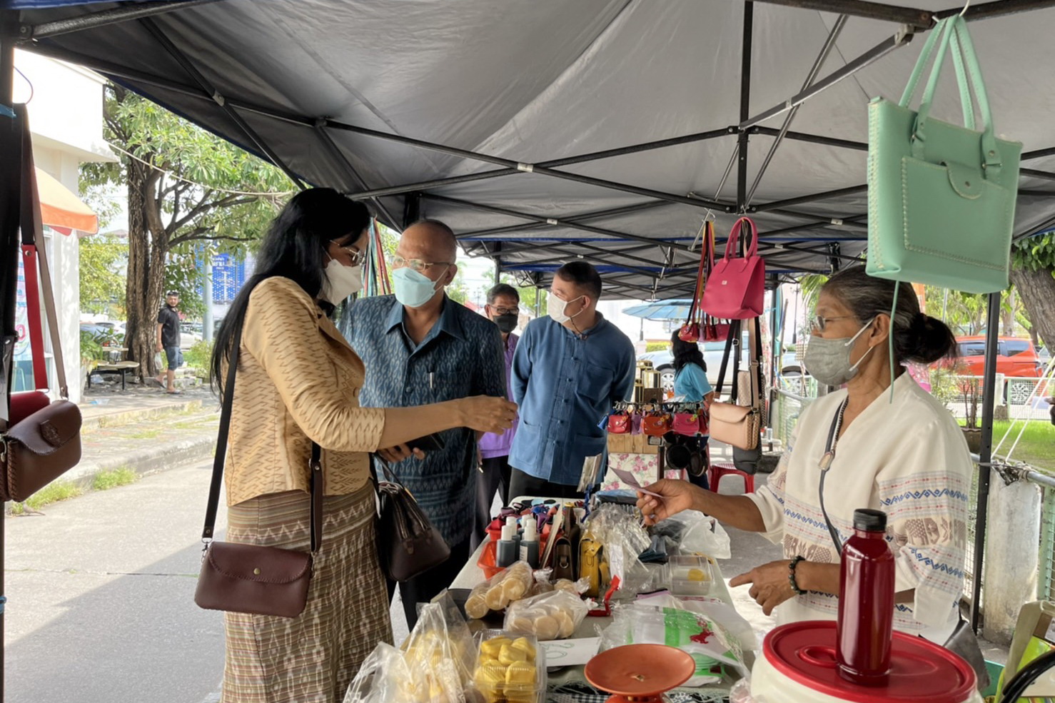 พช.ปทุมธานี “พัฒนาการจังหวัดปทุมธานี ตรวจเยี่ยมและให้กำลังใจร้านค้าตลาดประชารัฐคนไทยยิ้มได้”