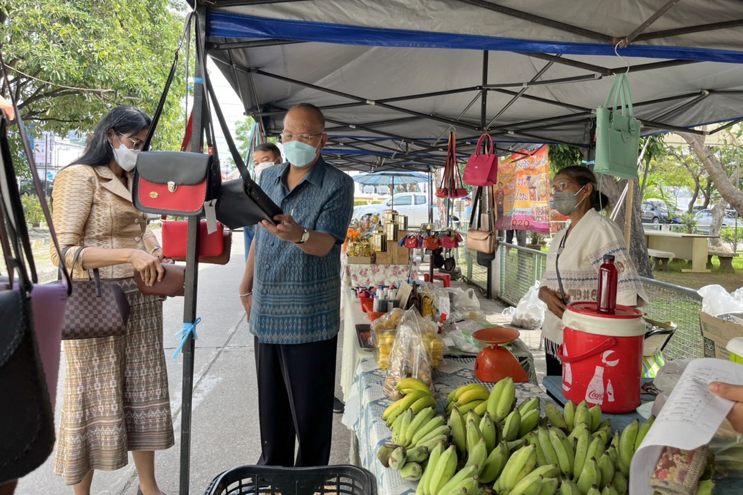 พช.ปทุมธานี “พัฒนาการจังหวัดปทุมธานี ตรวจเยี่ยมและให้กำลังใจร้านค้าตลาดประชารัฐคนไทยยิ้มได้”