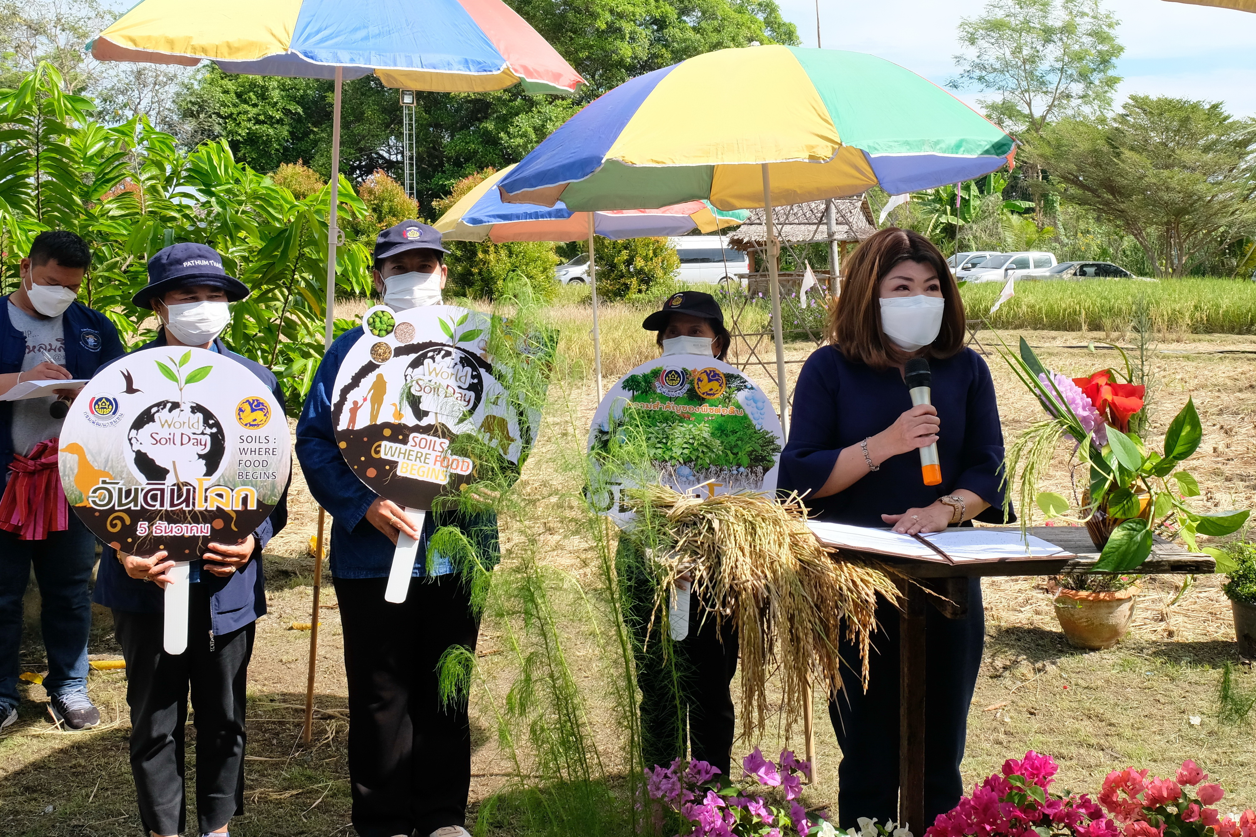 พช.ปทุมธานี “จัดกิจกรรมวันดินโลก” (World Soil Day) ปี  ๒๕๖๕ เพื่อสร้างความตระหนักรู้ในการอนุรักษ์ทรัพยากรดิน”