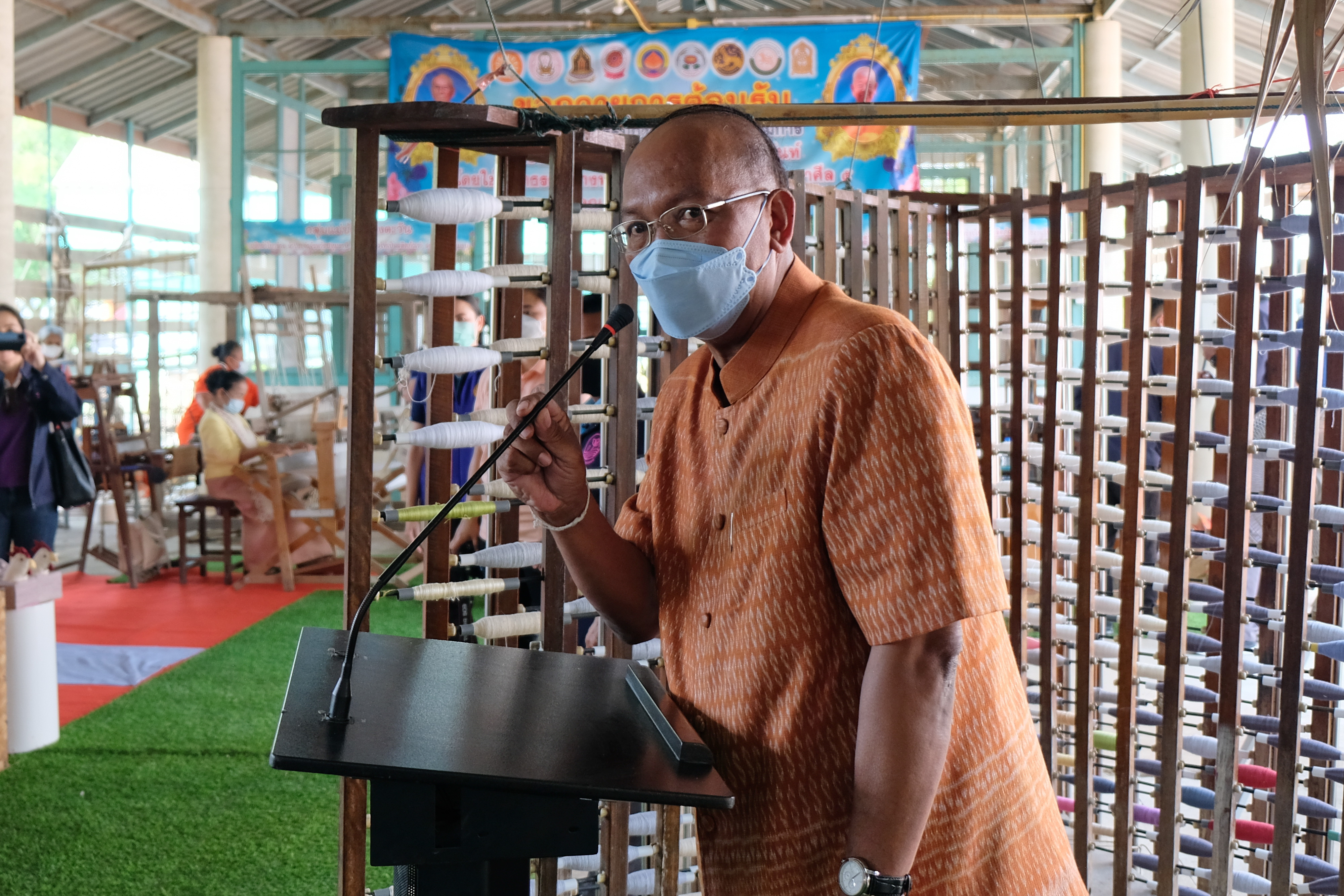 พช.ปทุมธานี “ร่วมต้อนรับคณะสมาชิกวุฒิสภาที่เดินทางมาติดตามผลการดำเนินงานของวิสาหกิจชุมชนกลุ่มแม่บ้านแสงตะวัน ผ้าใยกล้วยบัวหลวง จังหวัดปทุมธานี”