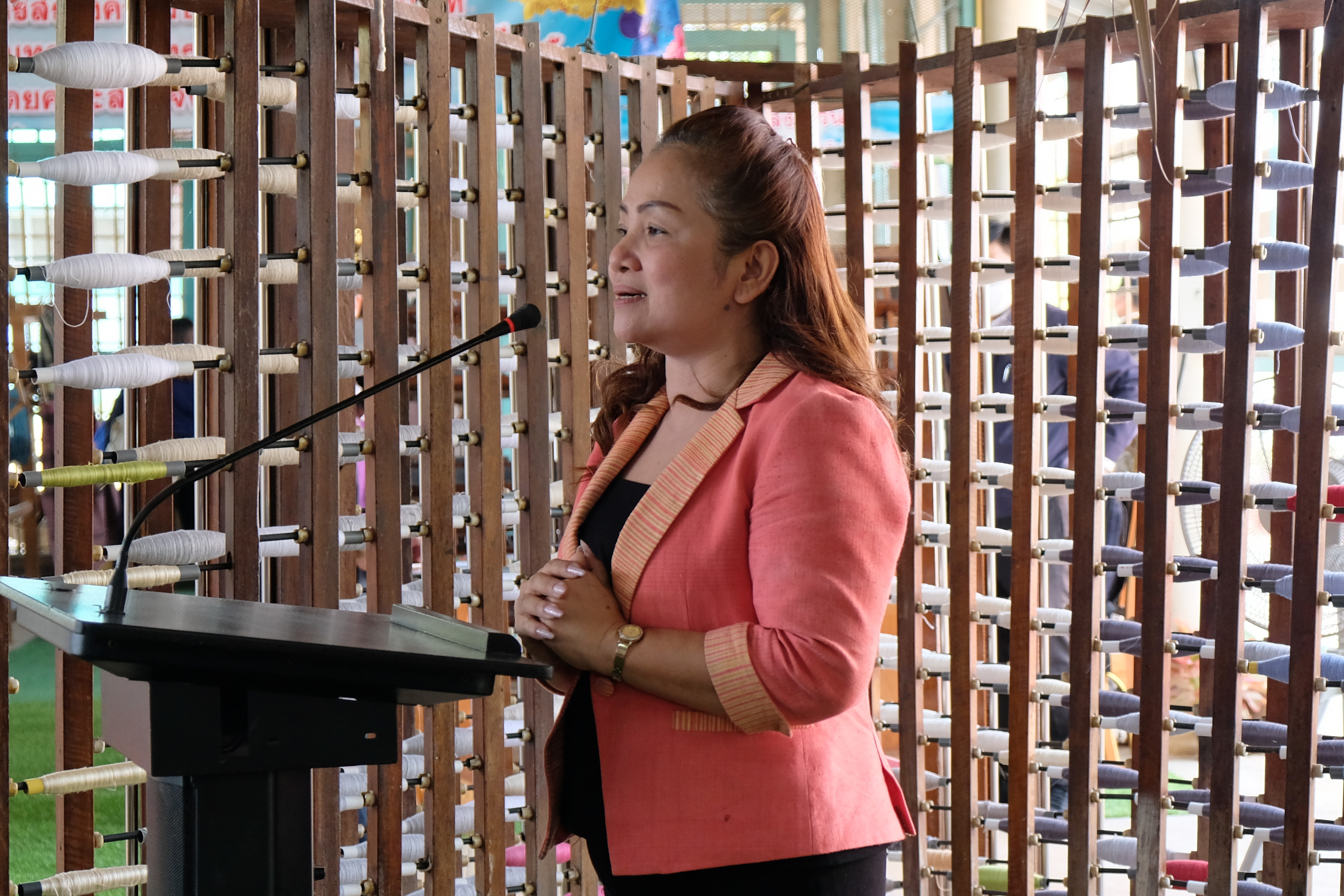 พช.ปทุมธานี “ร่วมต้อนรับคณะสมาชิกวุฒิสภาที่เดินทางมาติดตามผลการดำเนินงานของวิสาหกิจชุมชนกลุ่มแม่บ้านแสงตะวัน ผ้าใยกล้วยบัวหลวง จังหวัดปทุมธานี”