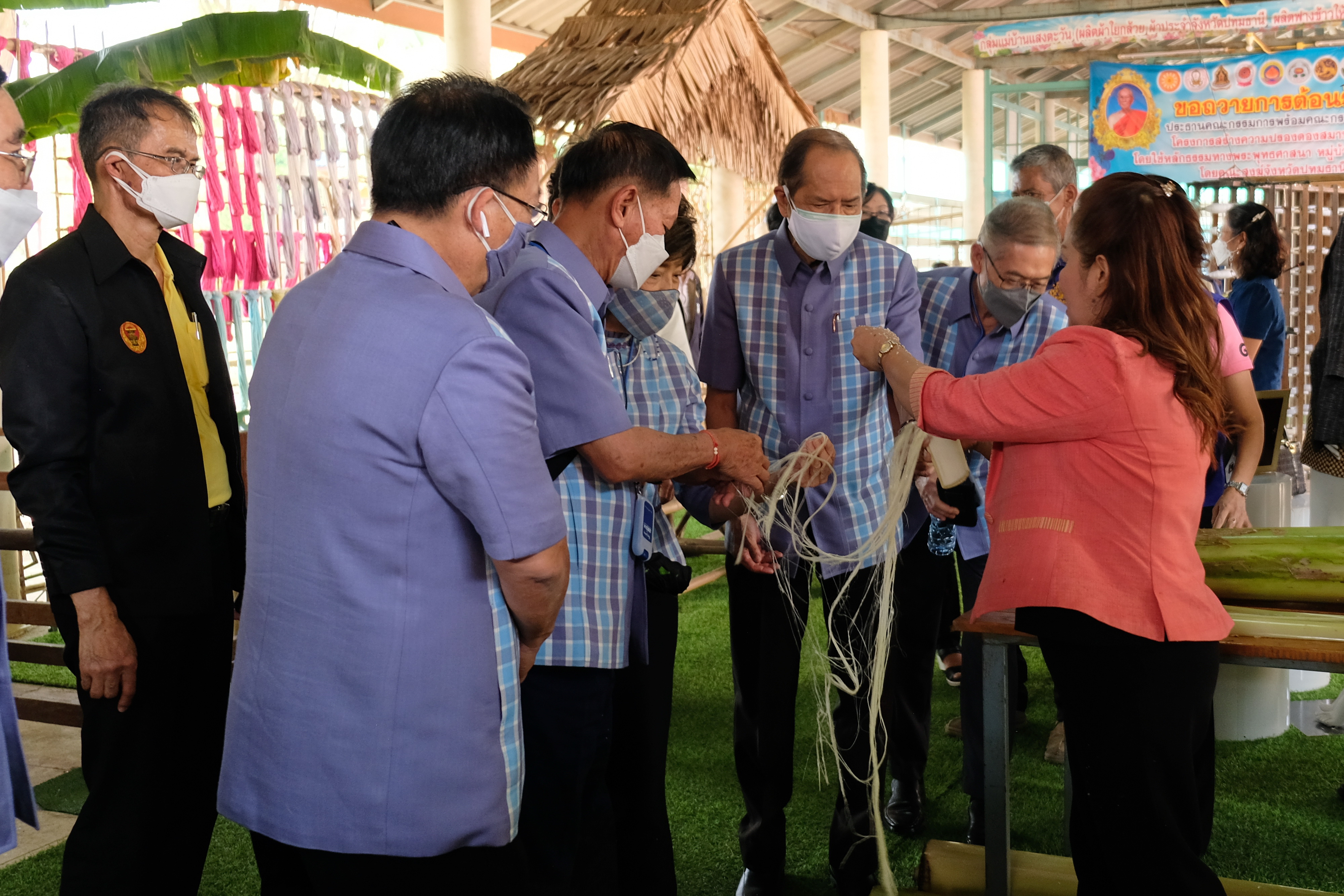พช.ปทุมธานี “ร่วมต้อนรับคณะสมาชิกวุฒิสภาที่เดินทางมาติดตามผลการดำเนินงานของวิสาหกิจชุมชนกลุ่มแม่บ้านแสงตะวัน ผ้าใยกล้วยบัวหลวง จังหวัดปทุมธานี”
