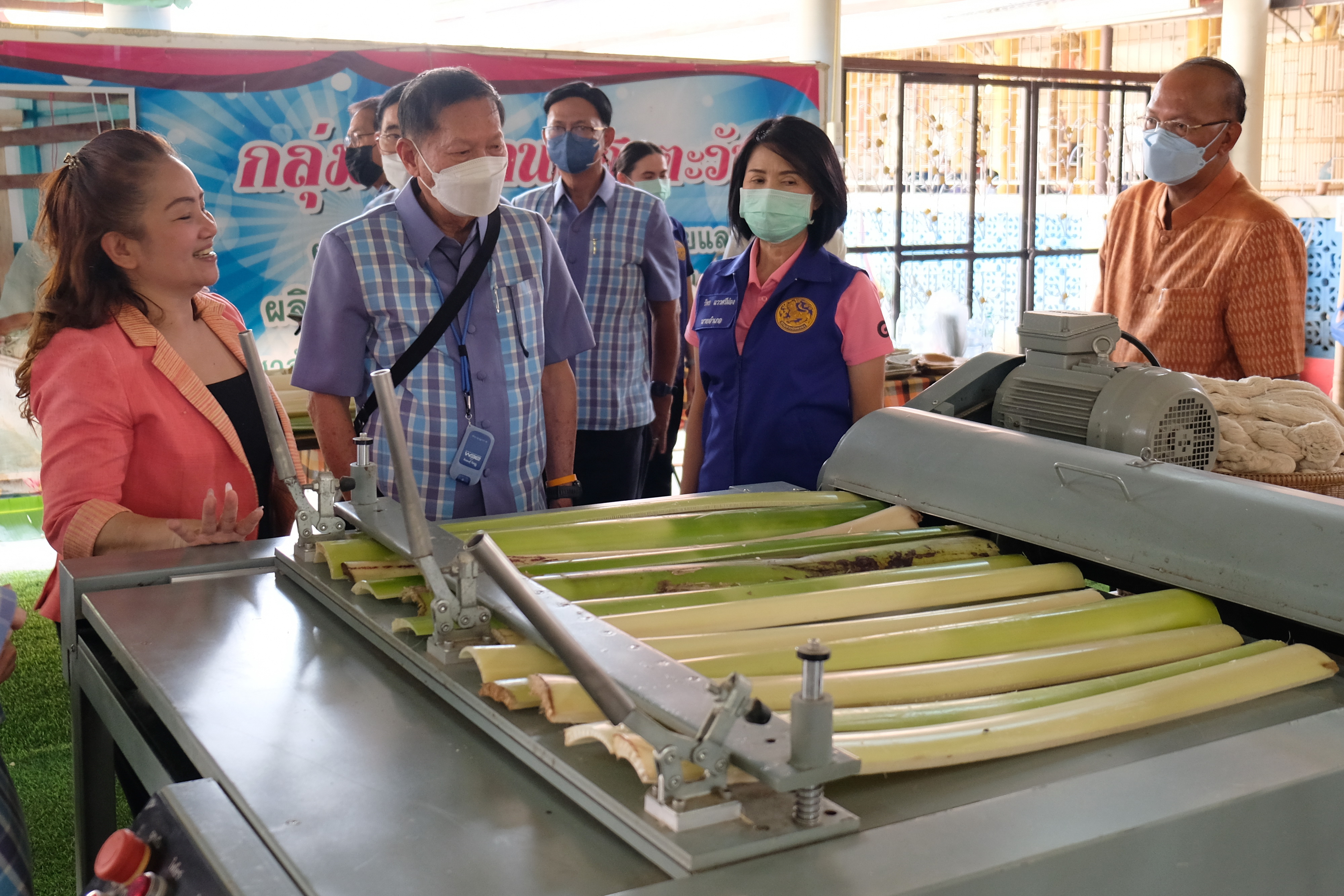 พช.ปทุมธานี “ร่วมต้อนรับคณะสมาชิกวุฒิสภาที่เดินทางมาติดตามผลการดำเนินงานของวิสาหกิจชุมชนกลุ่มแม่บ้านแสงตะวัน ผ้าใยกล้วยบัวหลวง จังหวัดปทุมธานี”