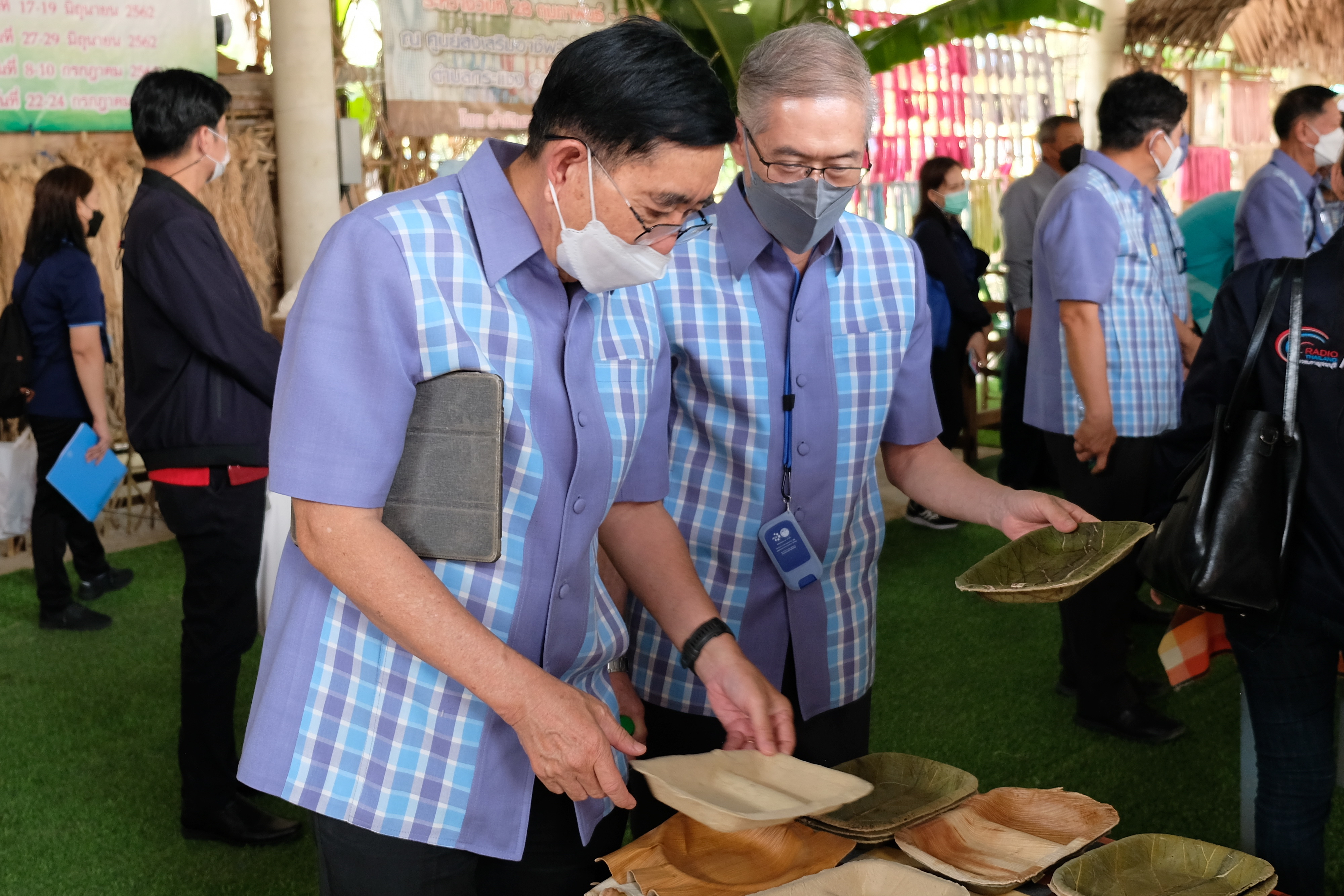 พช.ปทุมธานี “ร่วมต้อนรับคณะสมาชิกวุฒิสภาที่เดินทางมาติดตามผลการดำเนินงานของวิสาหกิจชุมชนกลุ่มแม่บ้านแสงตะวัน ผ้าใยกล้วยบัวหลวง จังหวัดปทุมธานี”