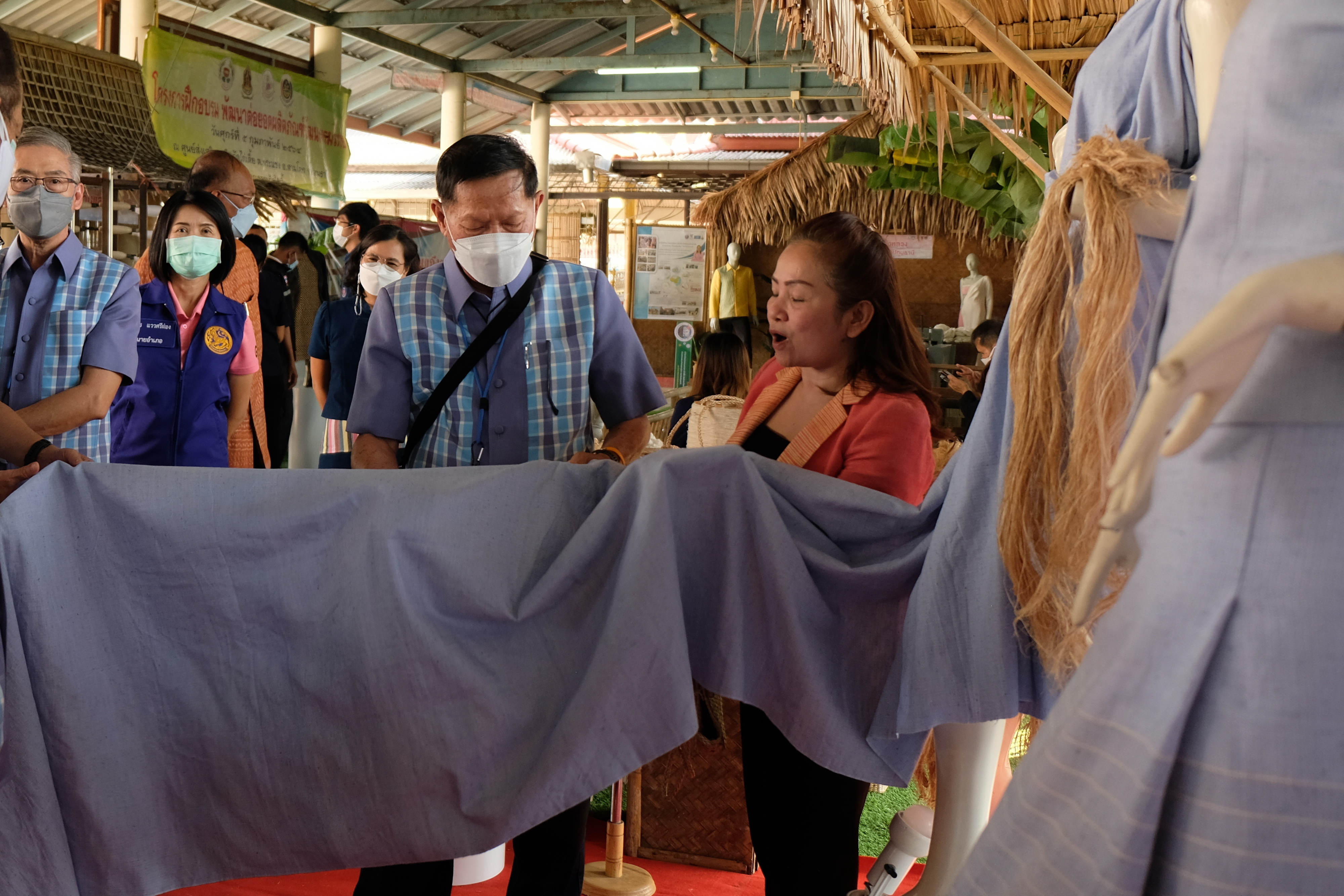 พช.ปทุมธานี “ร่วมต้อนรับคณะสมาชิกวุฒิสภาที่เดินทางมาติดตามผลการดำเนินงานของวิสาหกิจชุมชนกลุ่มแม่บ้านแสงตะวัน ผ้าใยกล้วยบัวหลวง จังหวัดปทุมธานี”