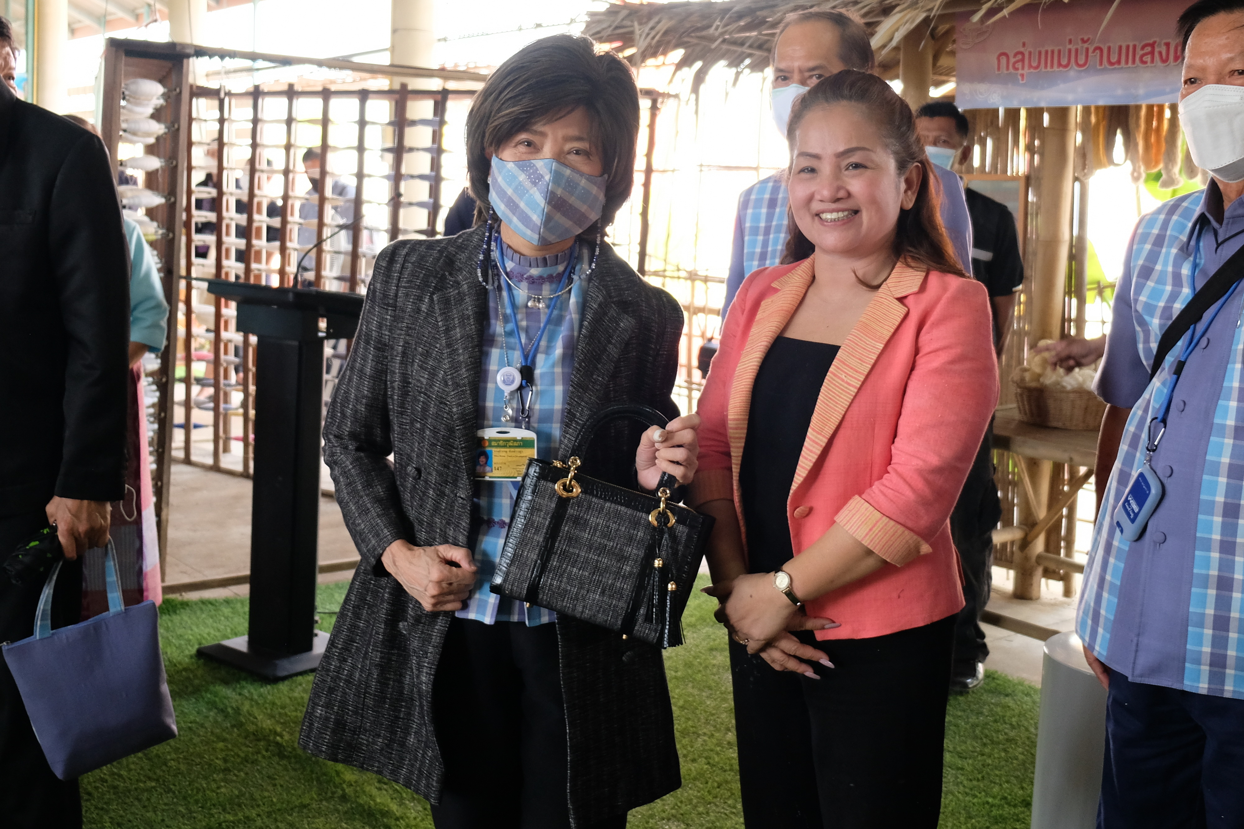 พช.ปทุมธานี “ร่วมต้อนรับคณะสมาชิกวุฒิสภาที่เดินทางมาติดตามผลการดำเนินงานของวิสาหกิจชุมชนกลุ่มแม่บ้านแสงตะวัน ผ้าใยกล้วยบัวหลวง จังหวัดปทุมธานี”