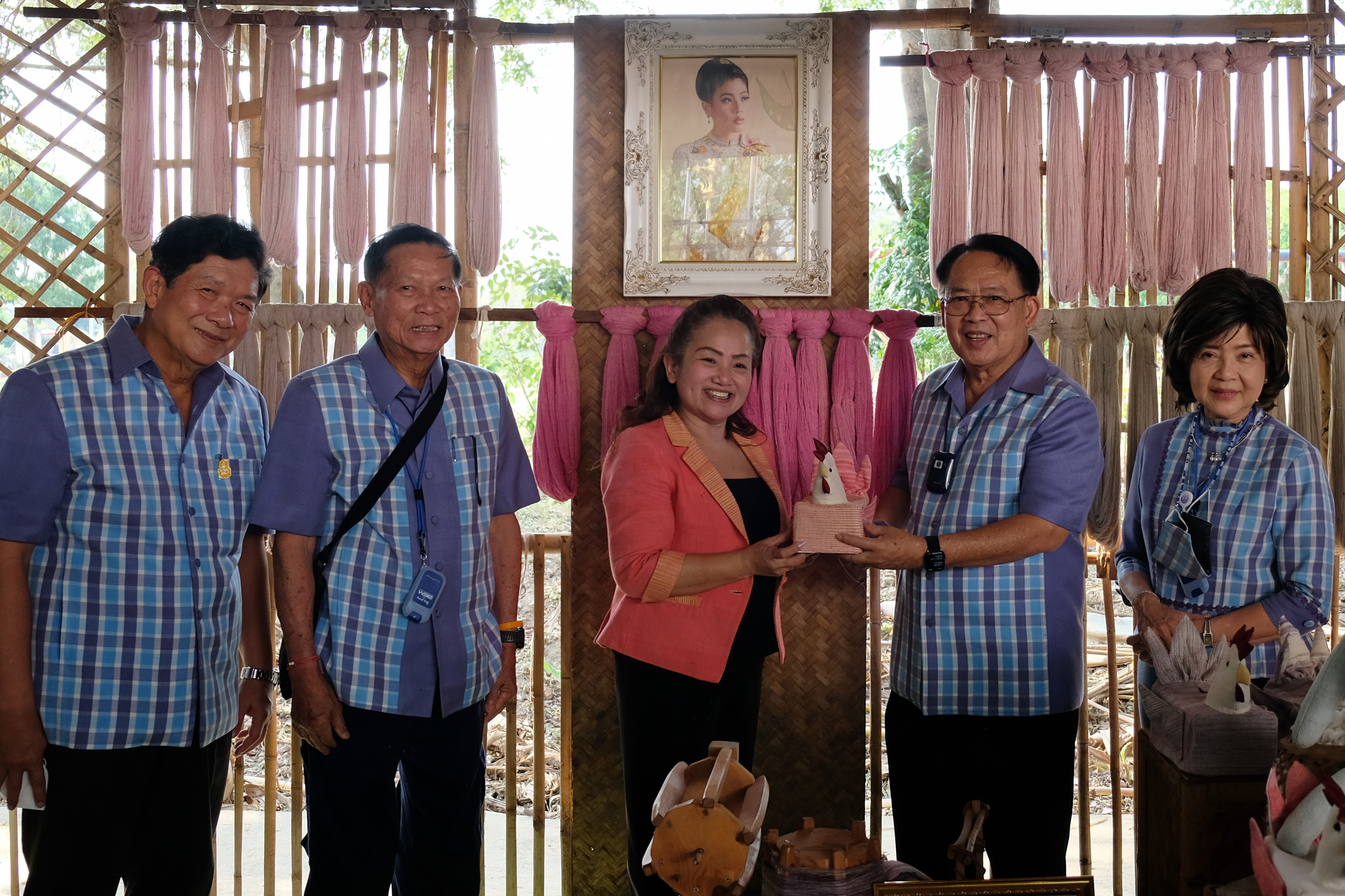 พช.ปทุมธานี “ร่วมต้อนรับคณะสมาชิกวุฒิสภาที่เดินทางมาติดตามผลการดำเนินงานของวิสาหกิจชุมชนกลุ่มแม่บ้านแสงตะวัน ผ้าใยกล้วยบัวหลวง จังหวัดปทุมธานี”
