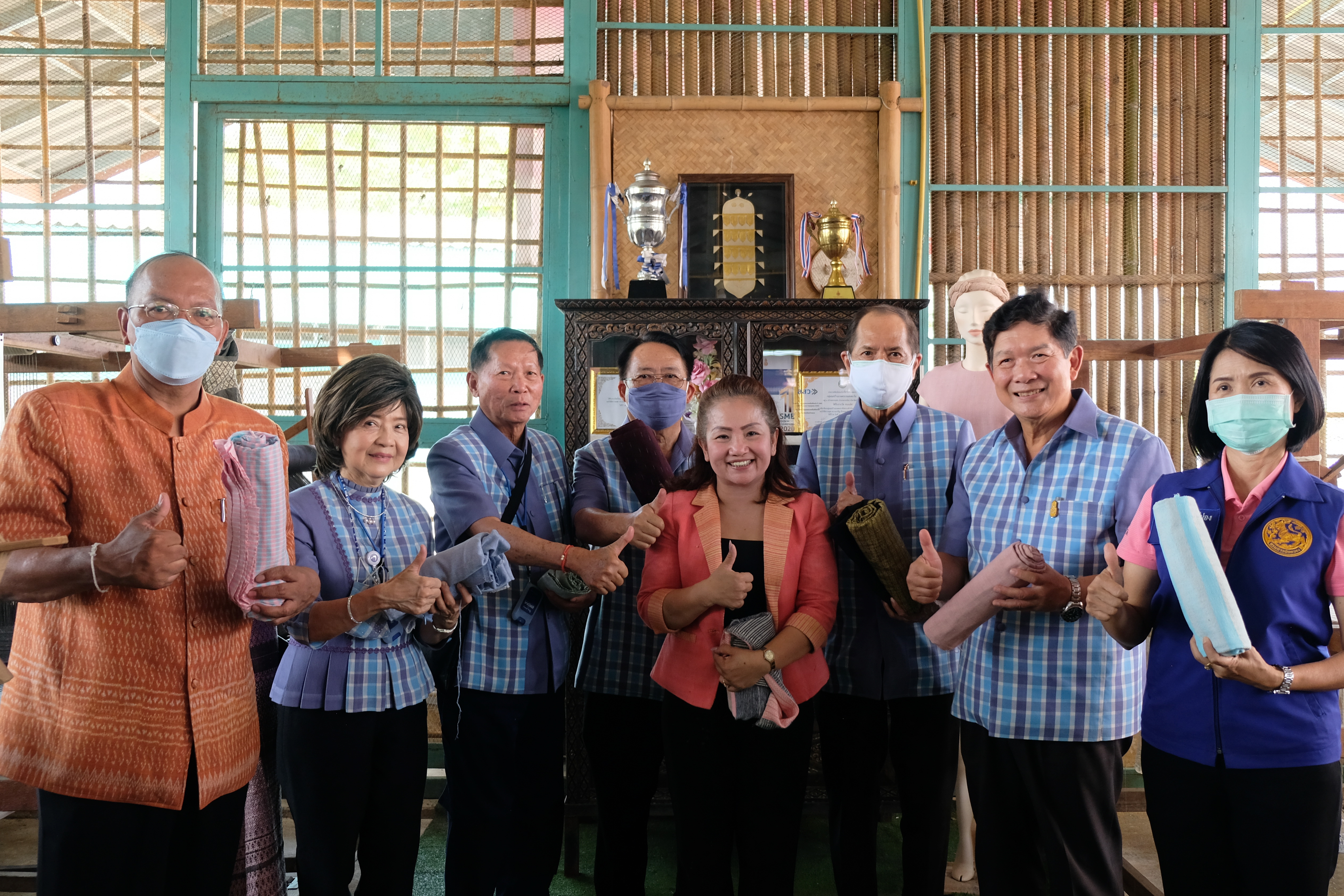 พช.ปทุมธานี “ร่วมต้อนรับคณะสมาชิกวุฒิสภาที่เดินทางมาติดตามผลการดำเนินงานของวิสาหกิจชุมชนกลุ่มแม่บ้านแสงตะวัน ผ้าใยกล้วยบัวหลวง จังหวัดปทุมธานี”