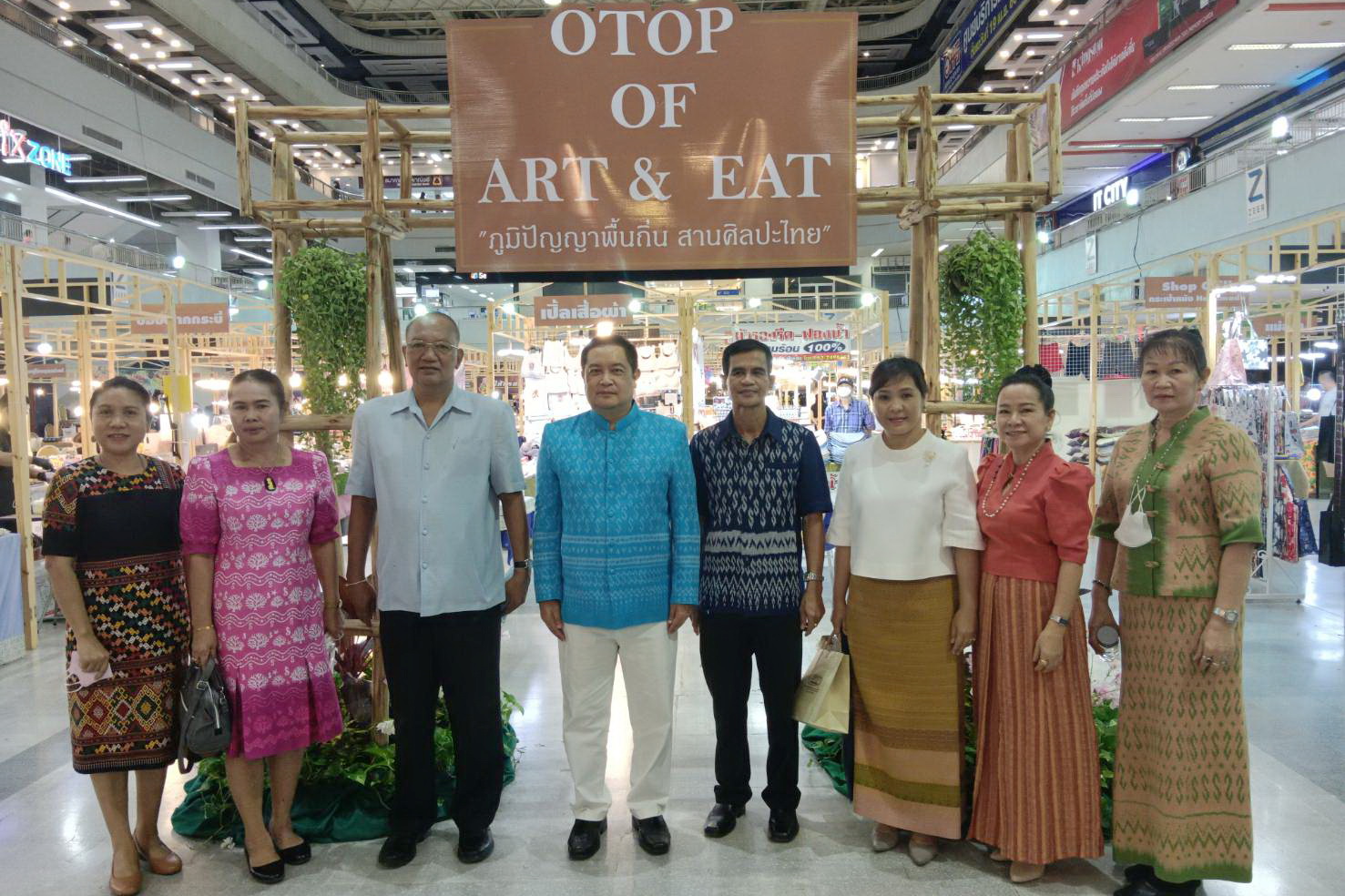 พช.ปทุมธานี “เครือข่ายโอทอปอำเภอลำลูกกา จัดงานภูมิปัญญาพื้นถิ่น สานศิลปะไทย” OTOP Of Art & Eat ครั้งที่ ๔”