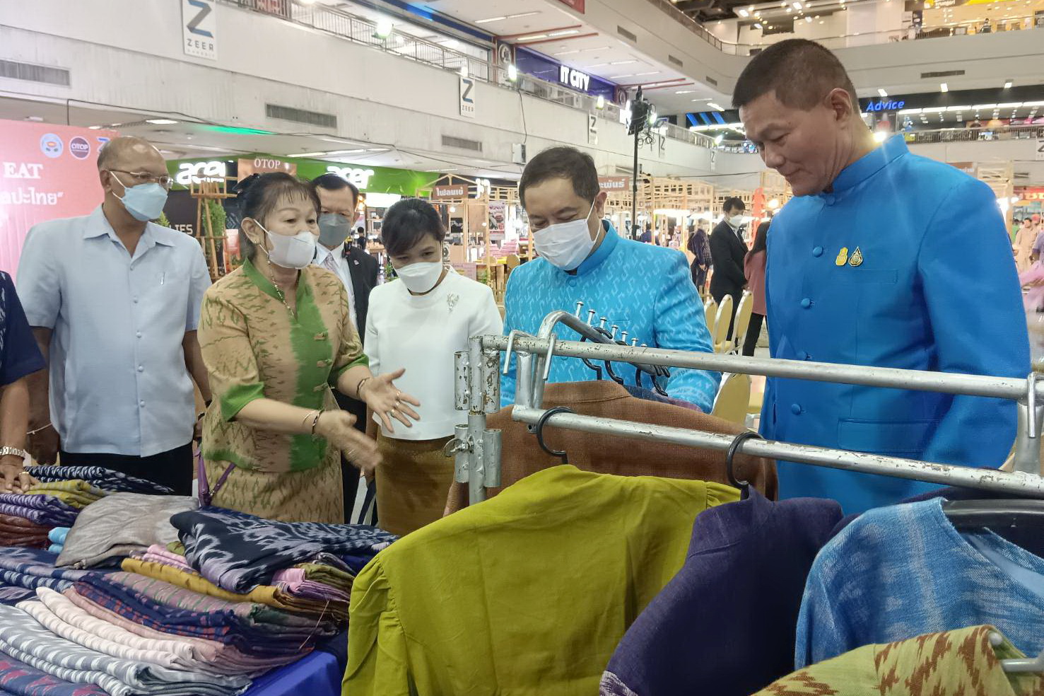 พช.ปทุมธานี “เครือข่ายโอทอปอำเภอลำลูกกา จัดงานภูมิปัญญาพื้นถิ่น สานศิลปะไทย” OTOP Of Art & Eat ครั้งที่ ๔”